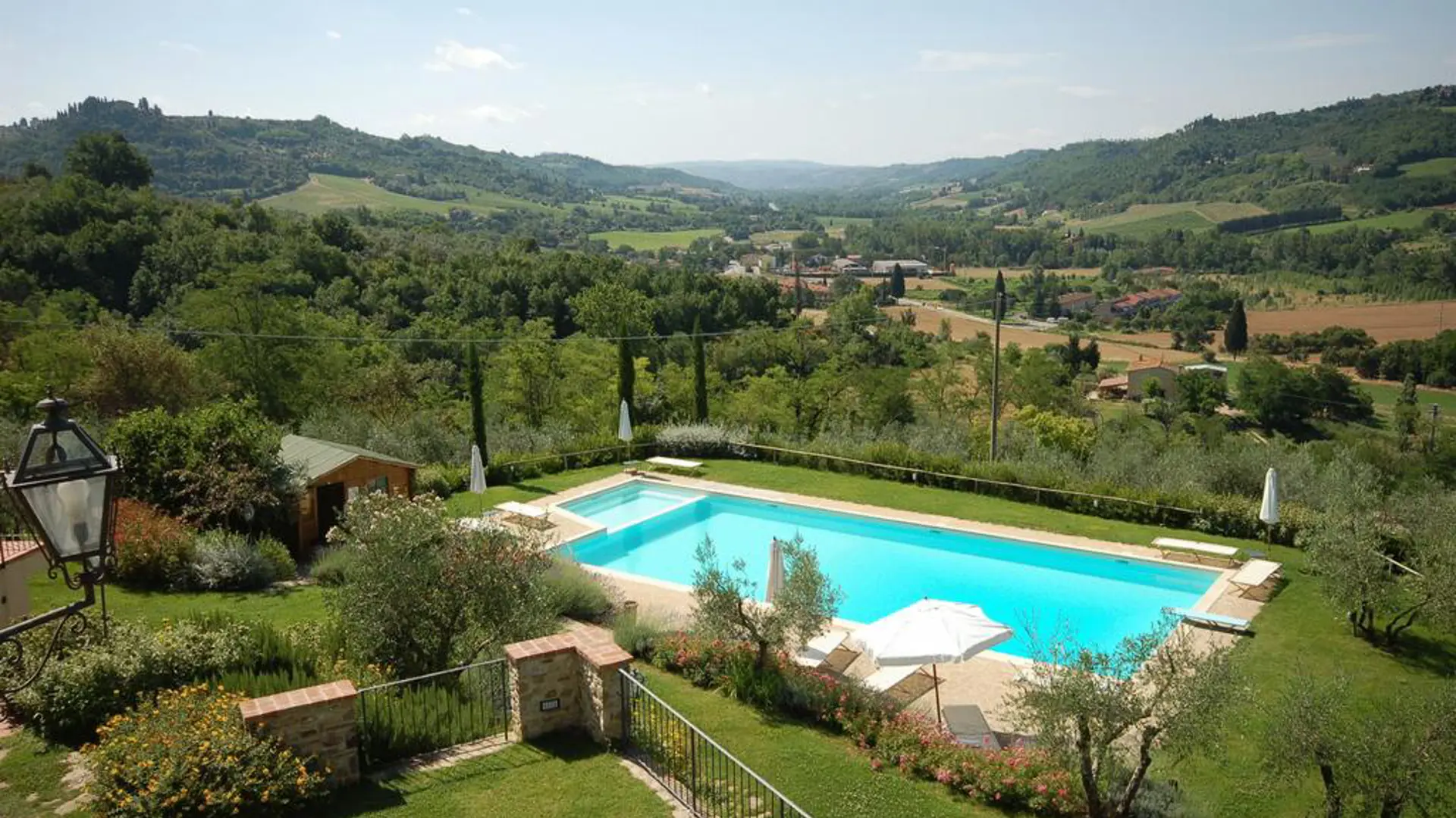 Ditt hotell i Toscana har den vackraste poolen med utsikt.