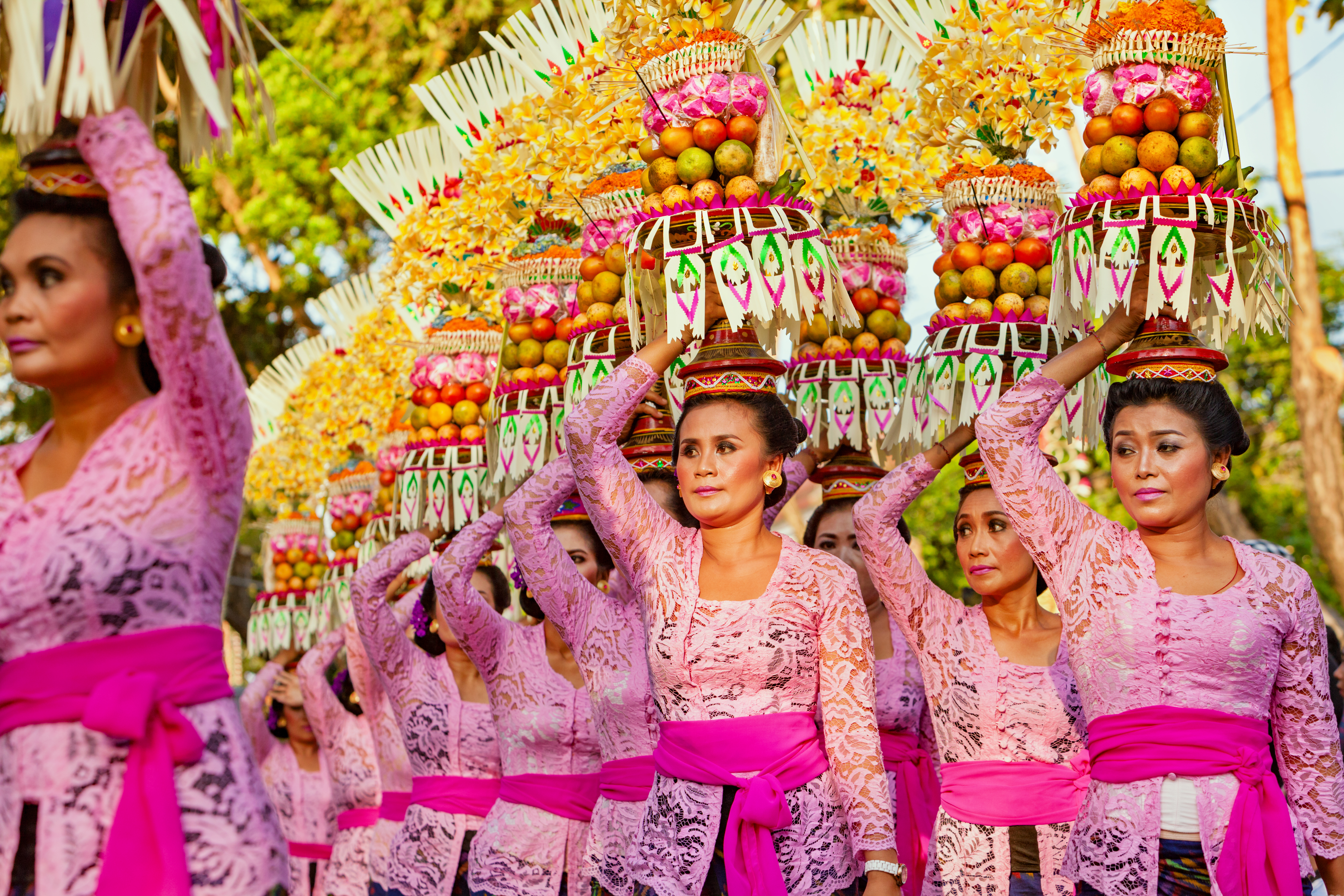 shutterstock_598802501 DENPASAR, BALI women in traditional Balinese costumes carry on head religious offering for hindu ceremony on parade at art and culture festival..jpg