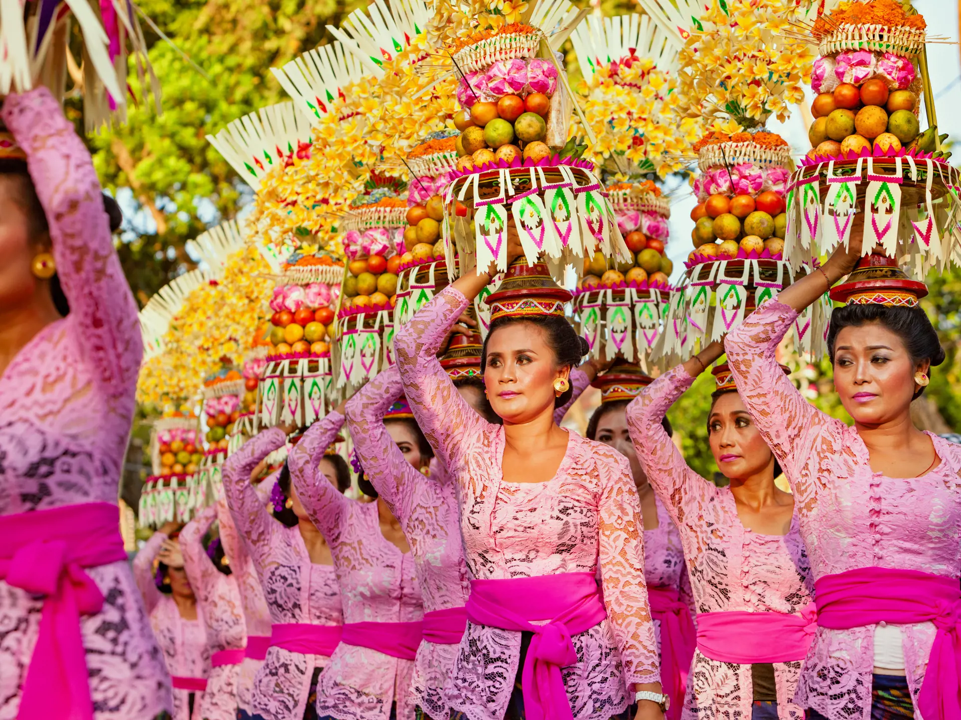 shutterstock_598802501 DENPASAR, BALI women in traditional Balinese costumes carry on head religious offering for hindu ceremony on parade at art and culture festival..jpg