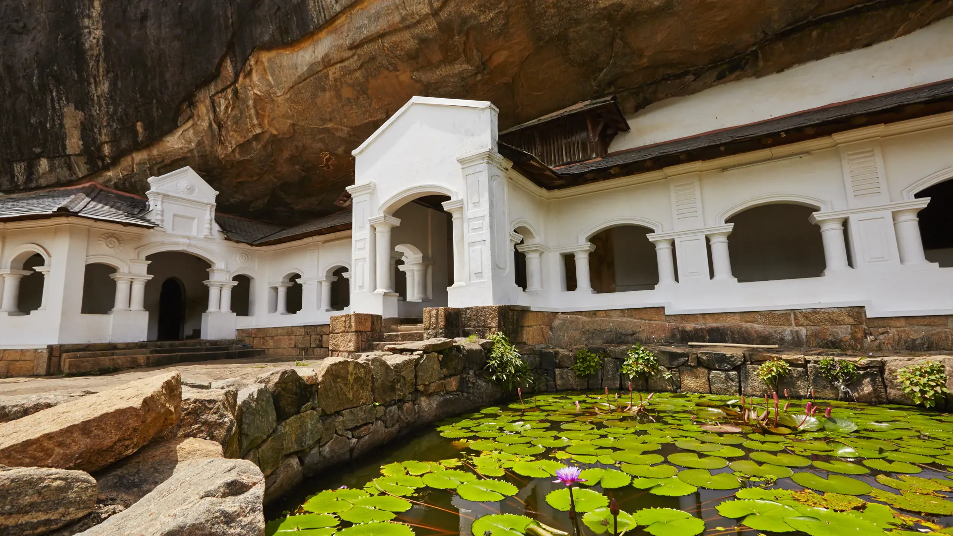 Entrance to Golden Temple of Dambulla - Sri Lanka_153854723.jpg