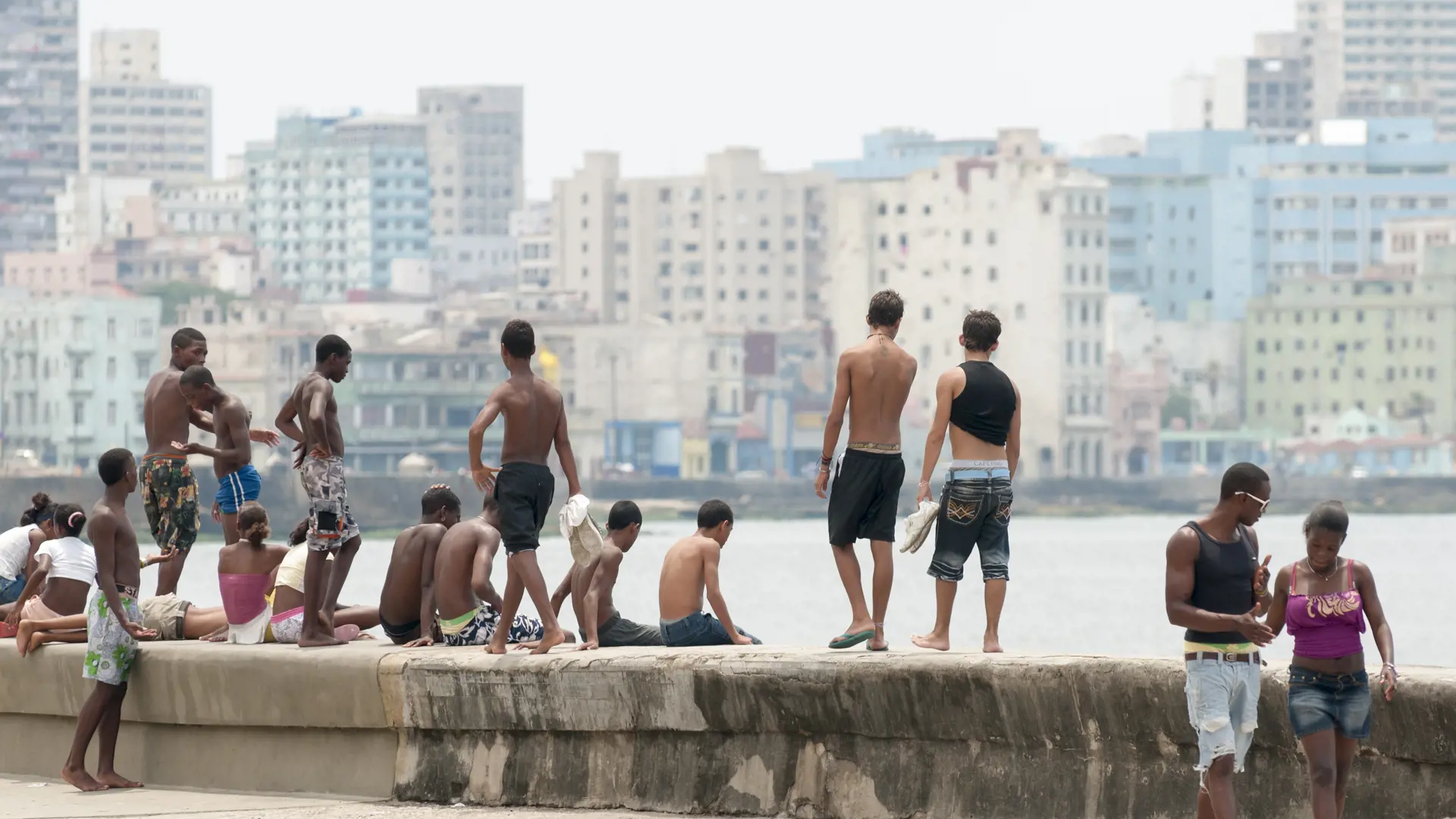 Unge cubanere hænger ud langs Maleconen i Havanna