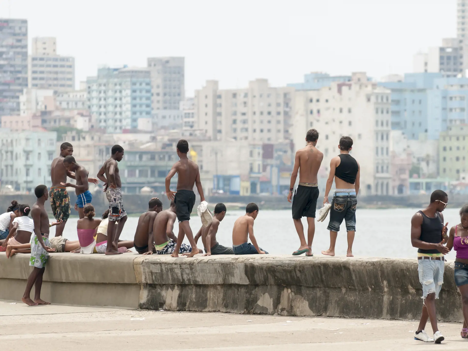 Unge cubanere hænger ud langs Maleconen i Havanna
