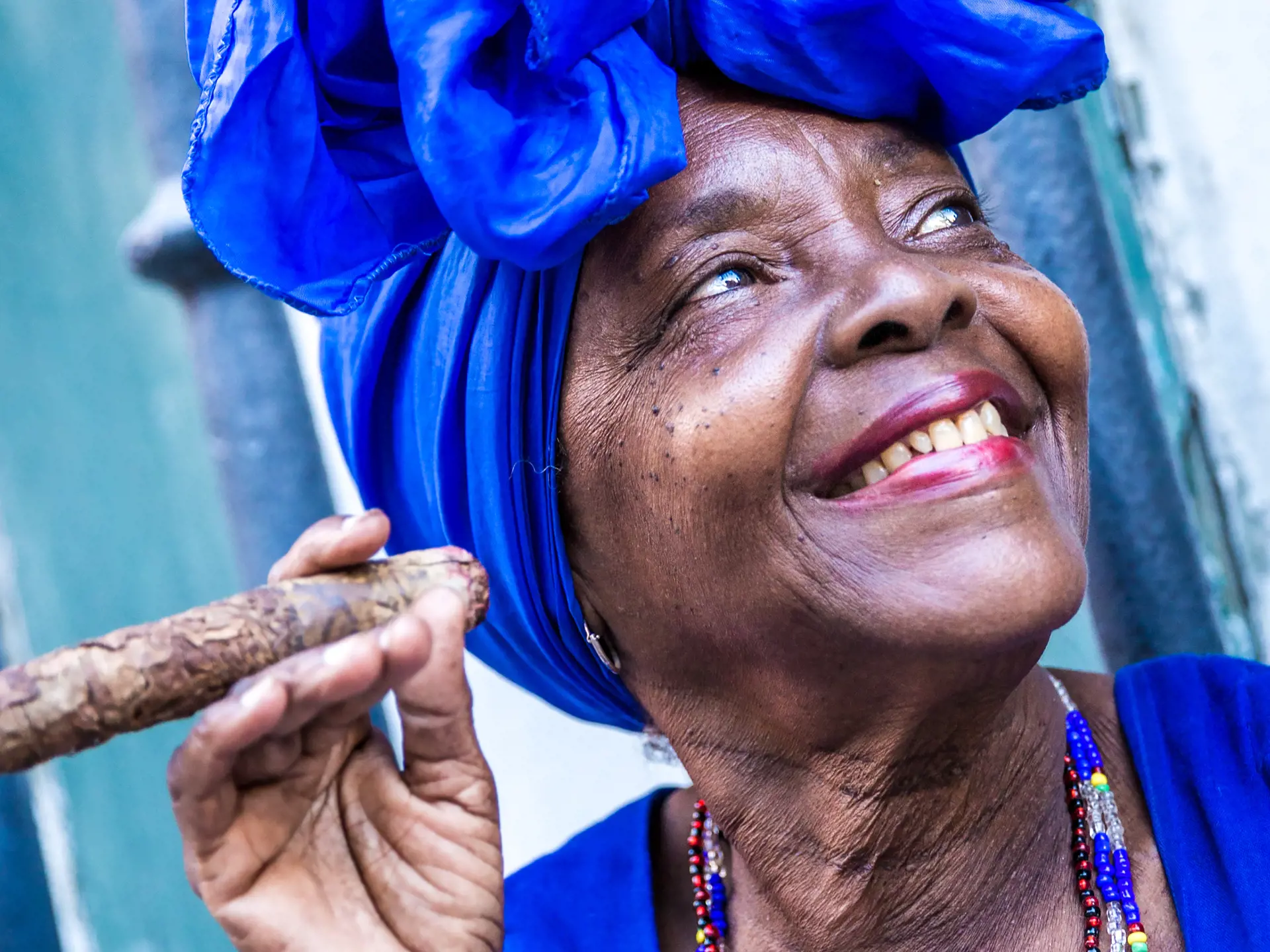 Cubansk kvinde ryger en cigar i Havanna