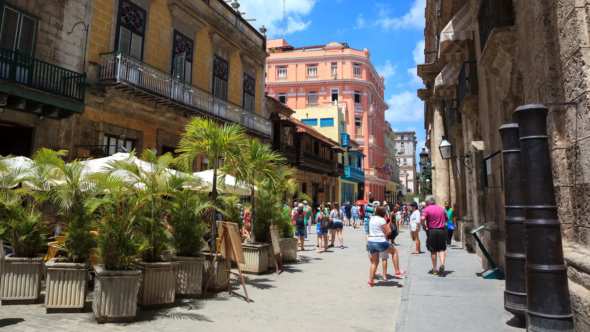 Turister i Havannas gamle gader