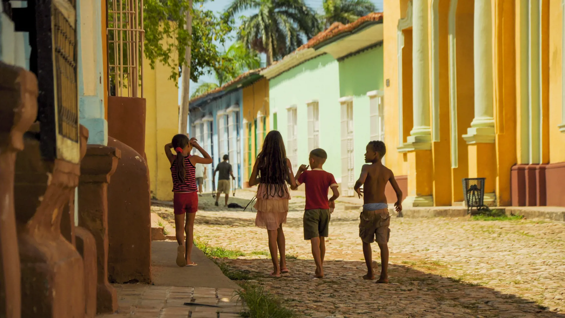 Cubanske børn går på gaden i Trinidad