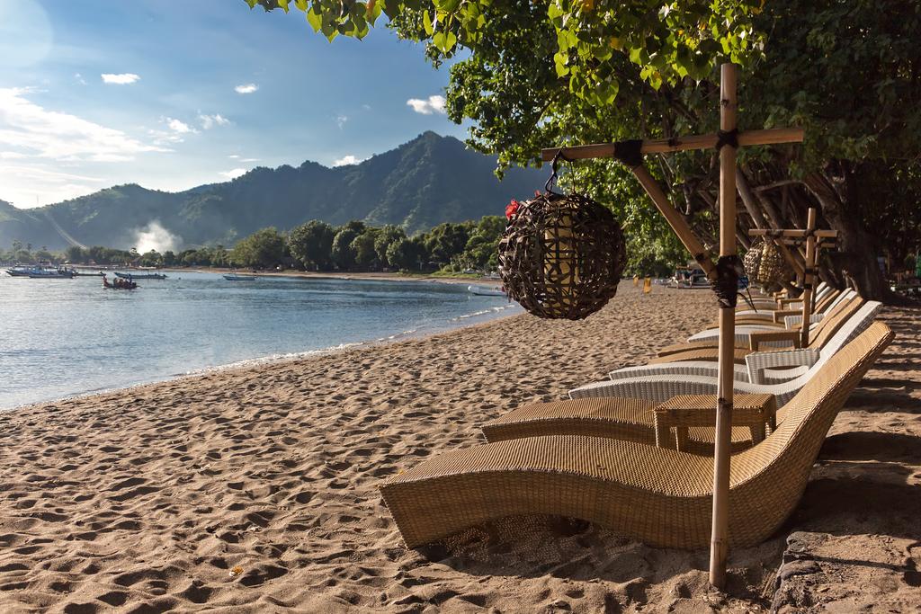 VACKER STRAND - Stranden vid Pemuteran är vackert inramad av skogsklädda berg.