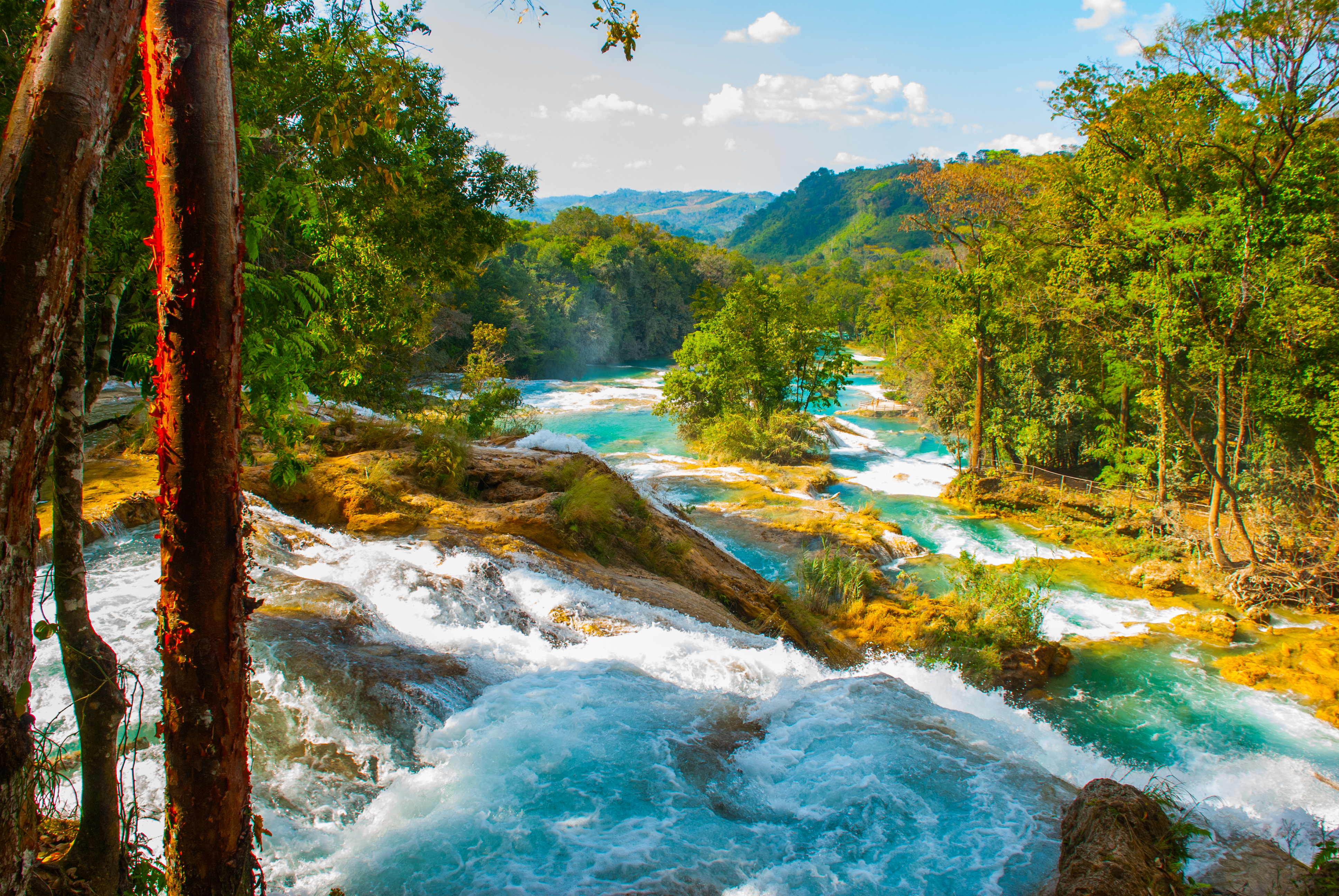 shutterstock_1064927873 agua azul.jpg