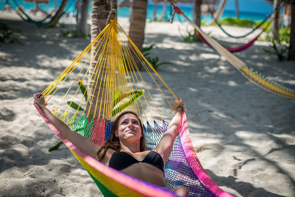 Hængekøjer ved strandbar.jpg