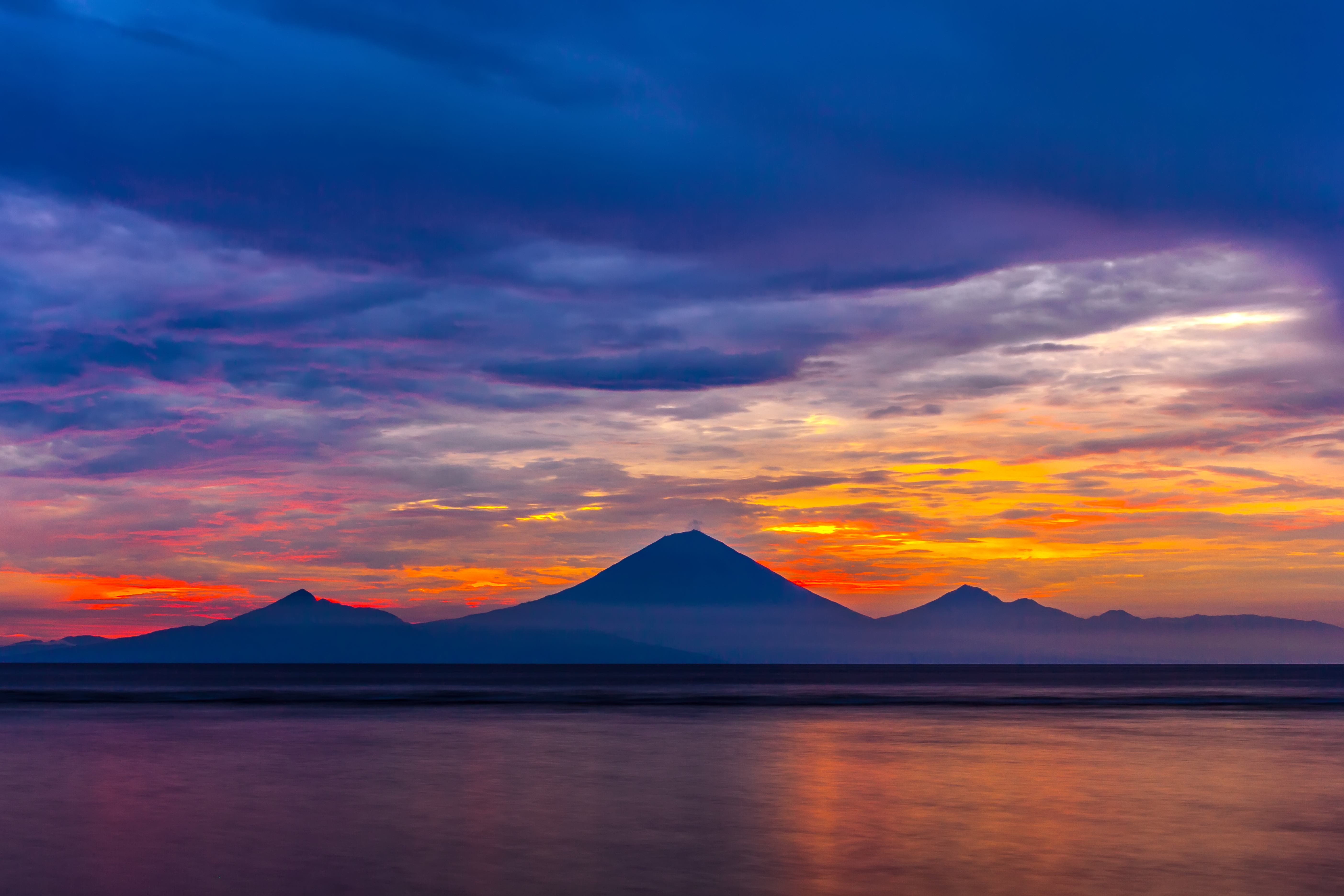 Solnedgang over Gunung Agung mountain som kan nydes fra Gili Trawangang.