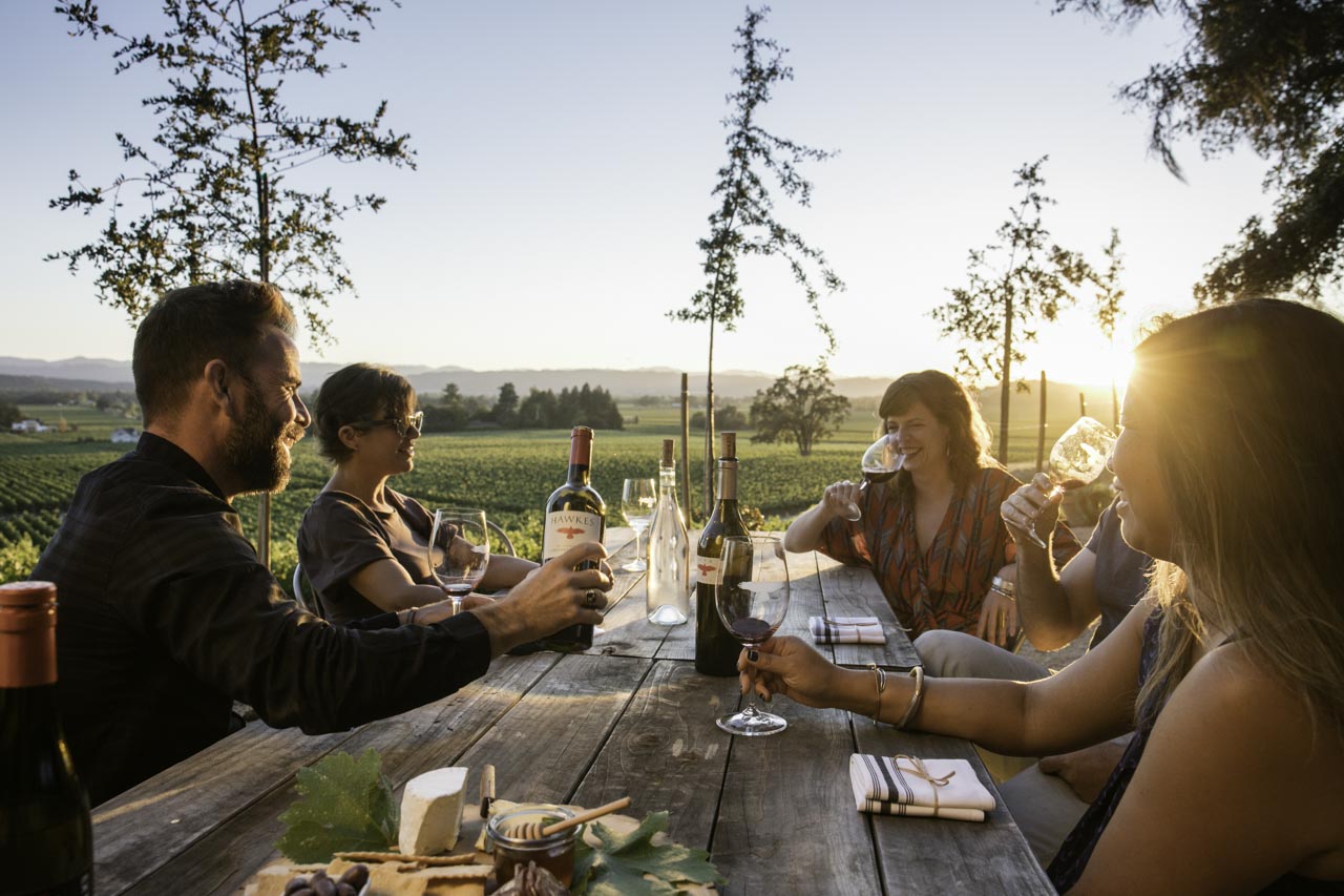 Vinsmagning og en let anretning på Hawkes Vineyard.jpg