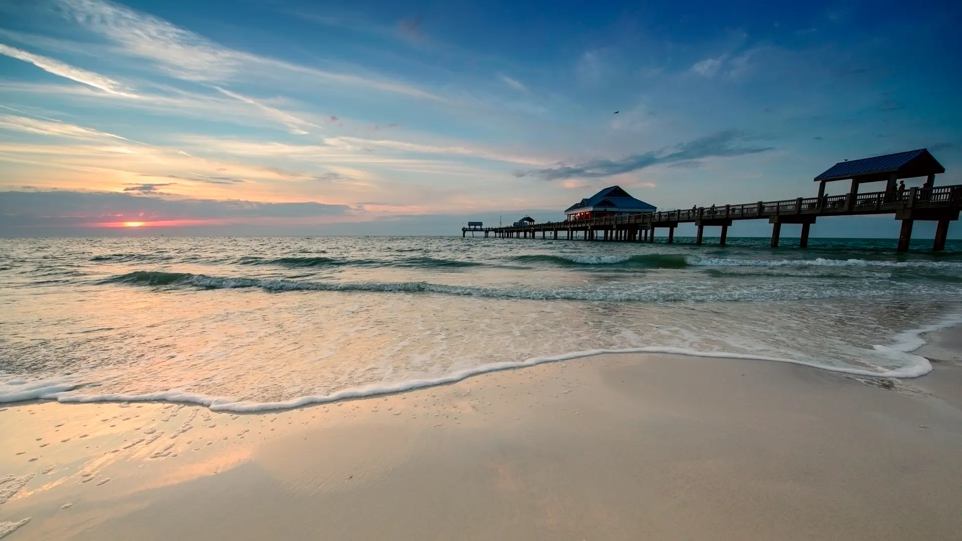 Sunset near Pier 60 on a Clearwater Beach, Florida, USA..jpg
