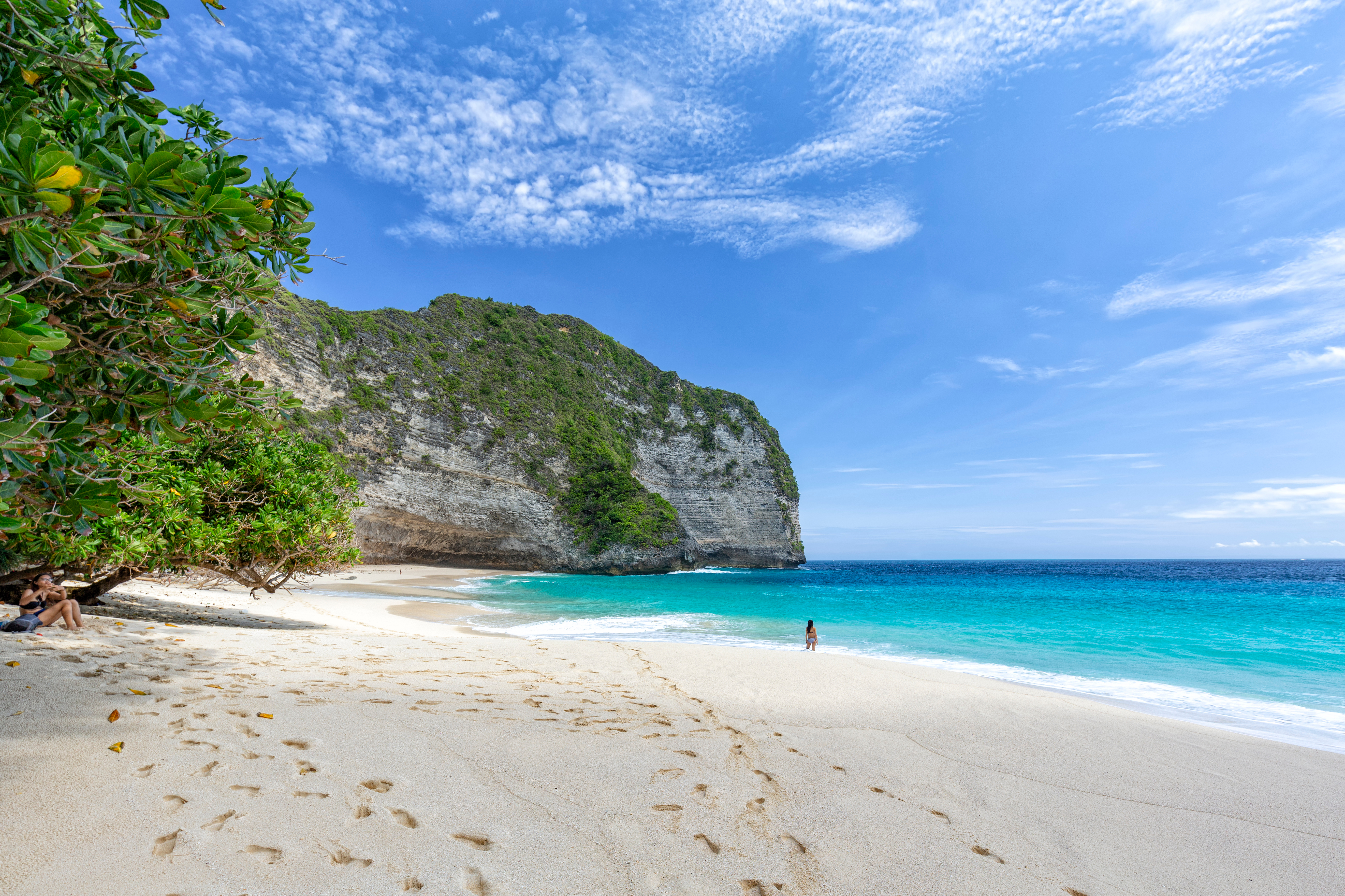 Blue sky above beautiful Kelingking Beach on Nusa Penida in Indonesia.jpg