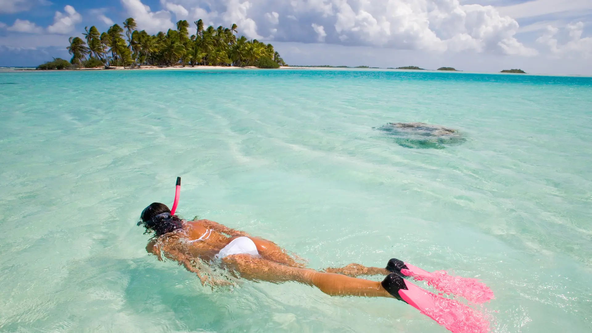 active woman free diving snorkeling in beautiful blue ocean on summer vacation_34948093.jpg