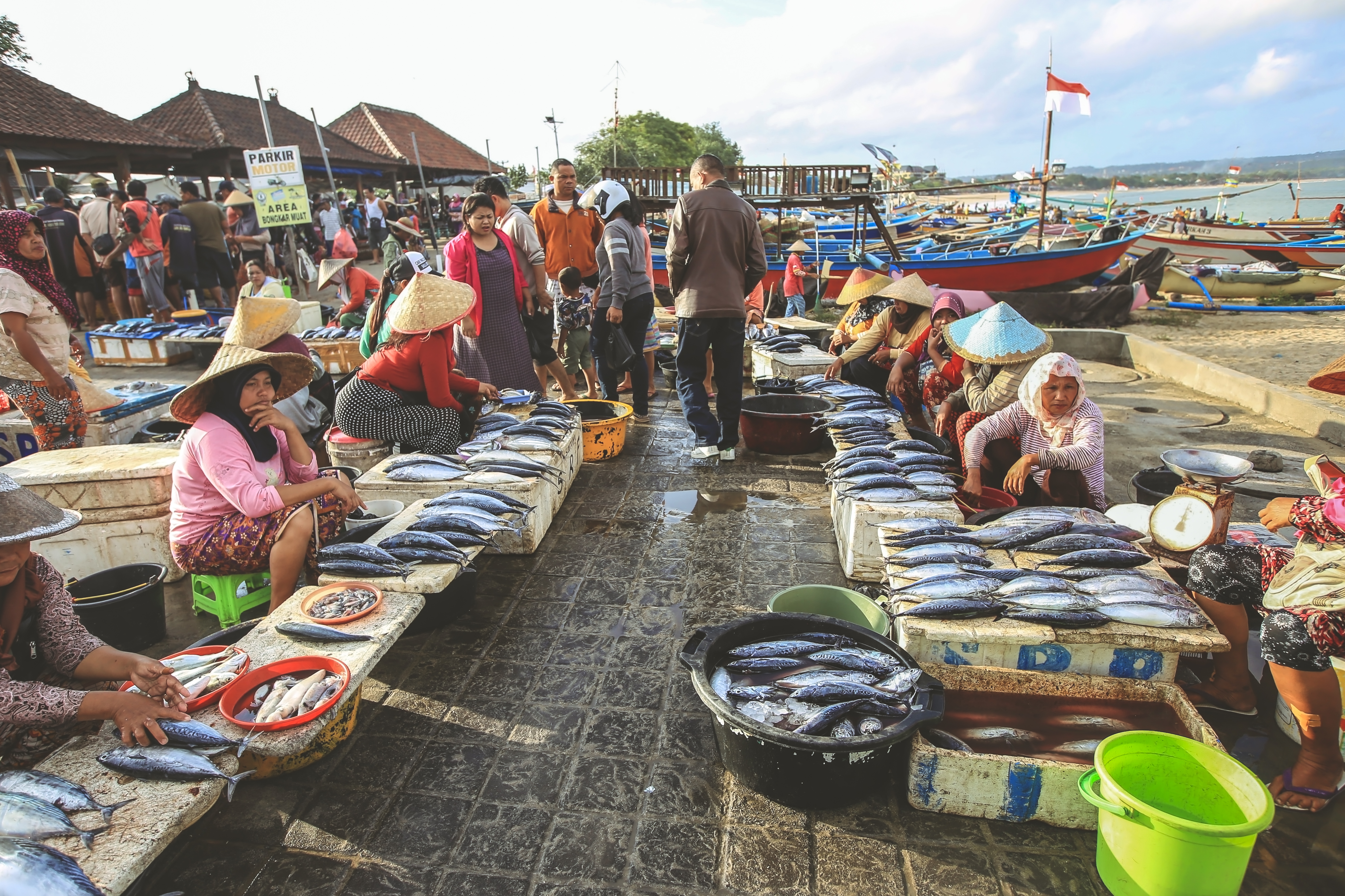 Fiskemarked på stranden i Jimbaran på Bali.