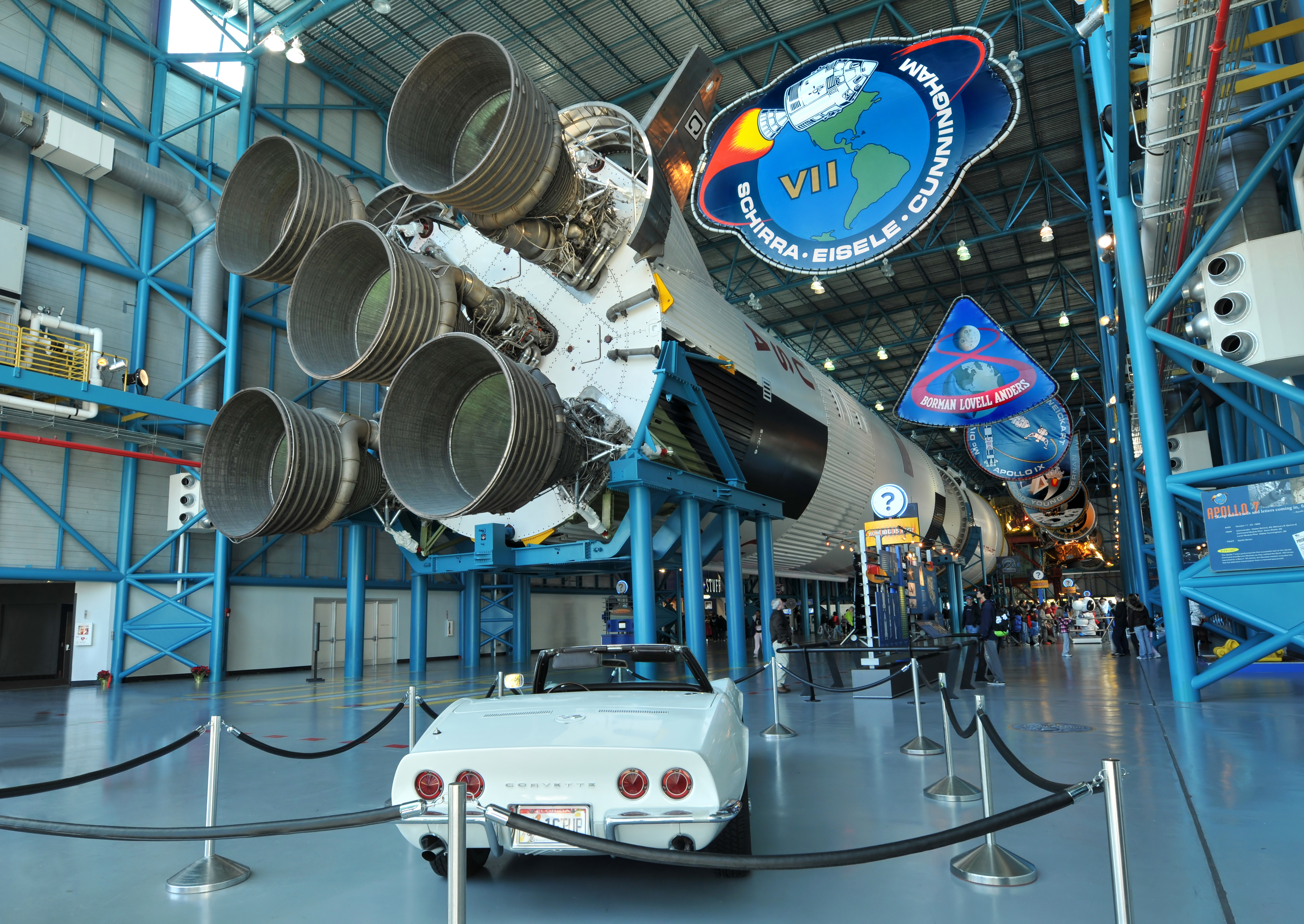 Kennedy SC_Saturn V rocket og Corvette_70044394.jpg