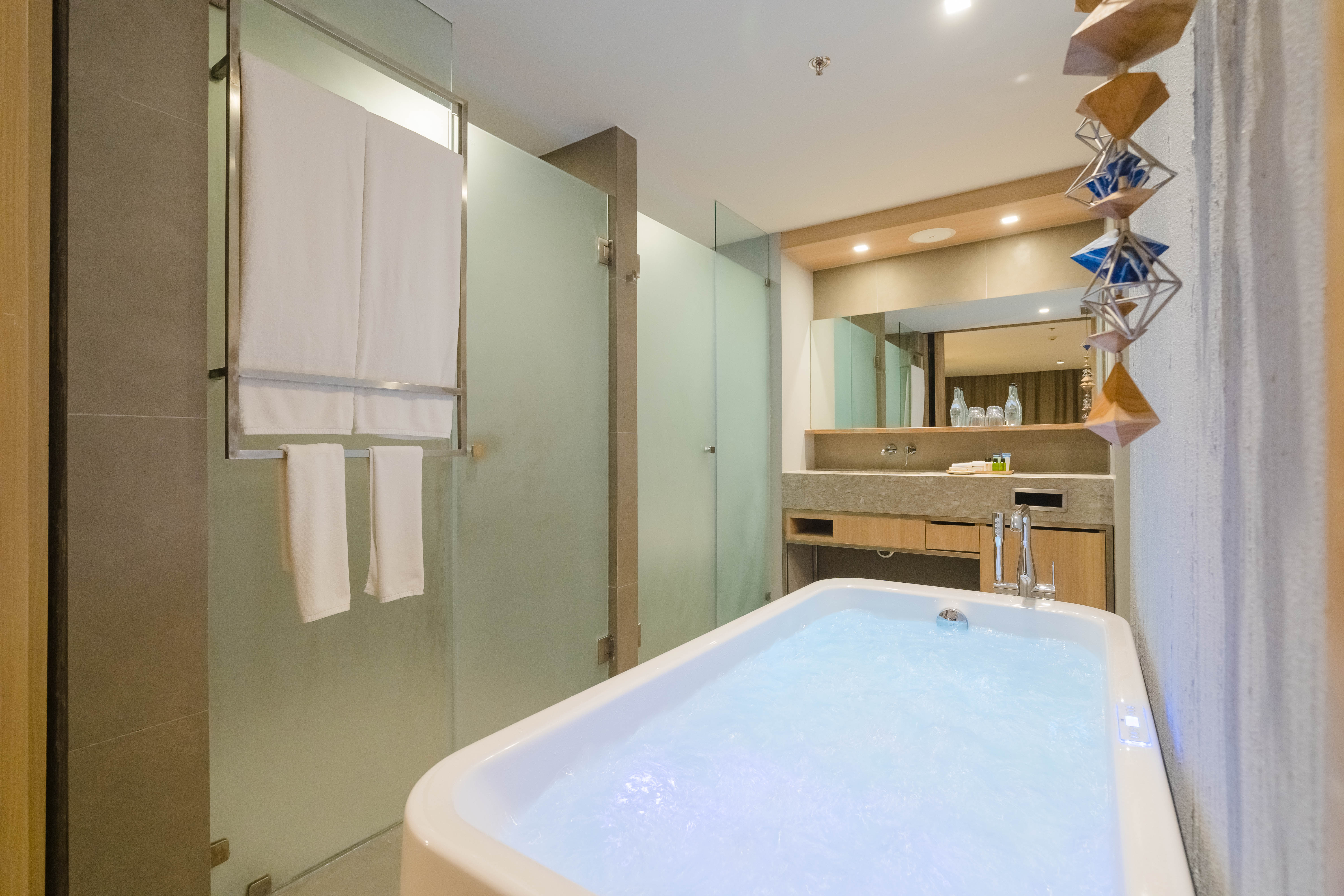 Deluxe Poolside - 02.jpg