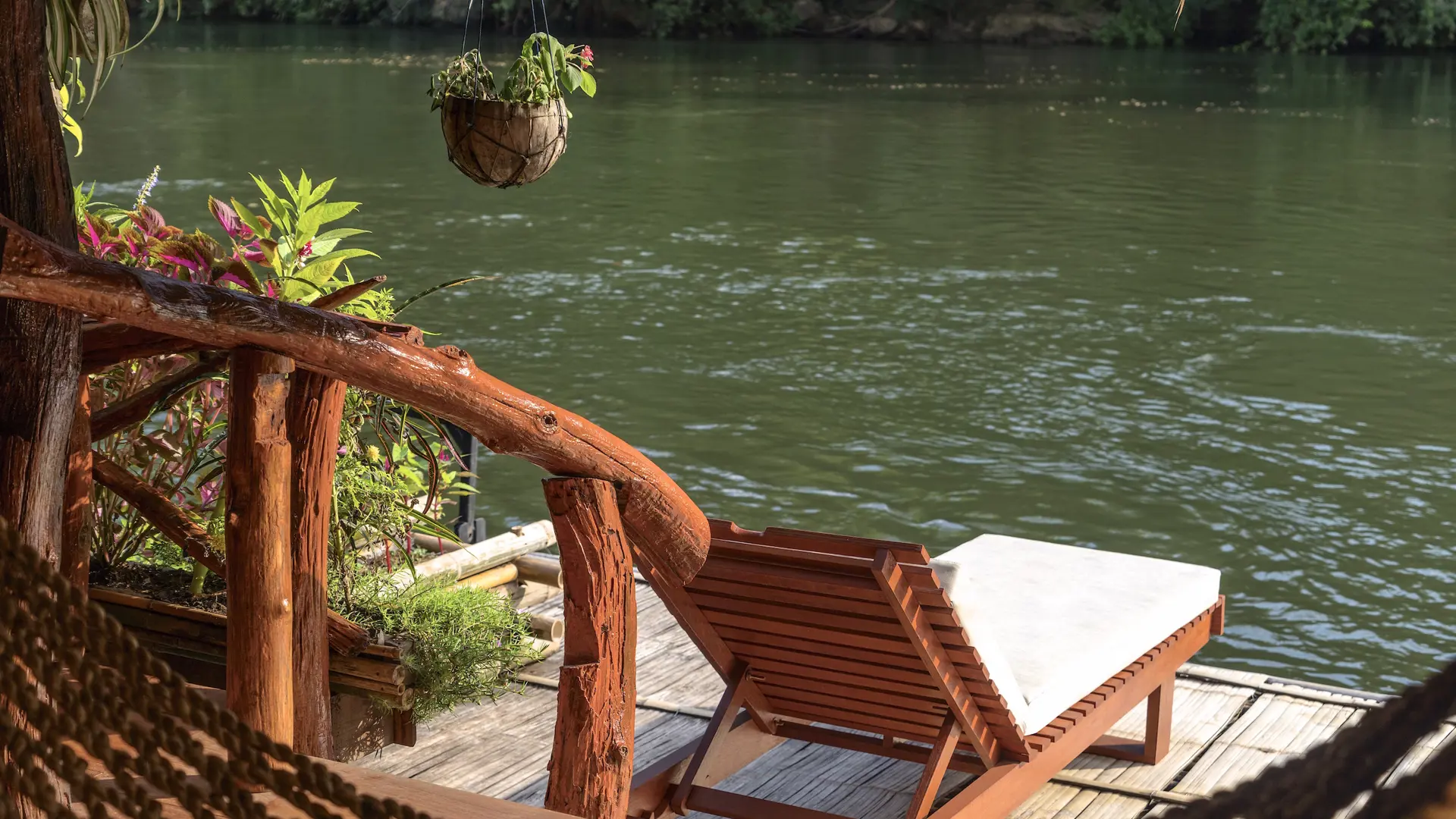 17floating-riverkwaijungleraftshotel-kanchanaburi-thailand.jpg