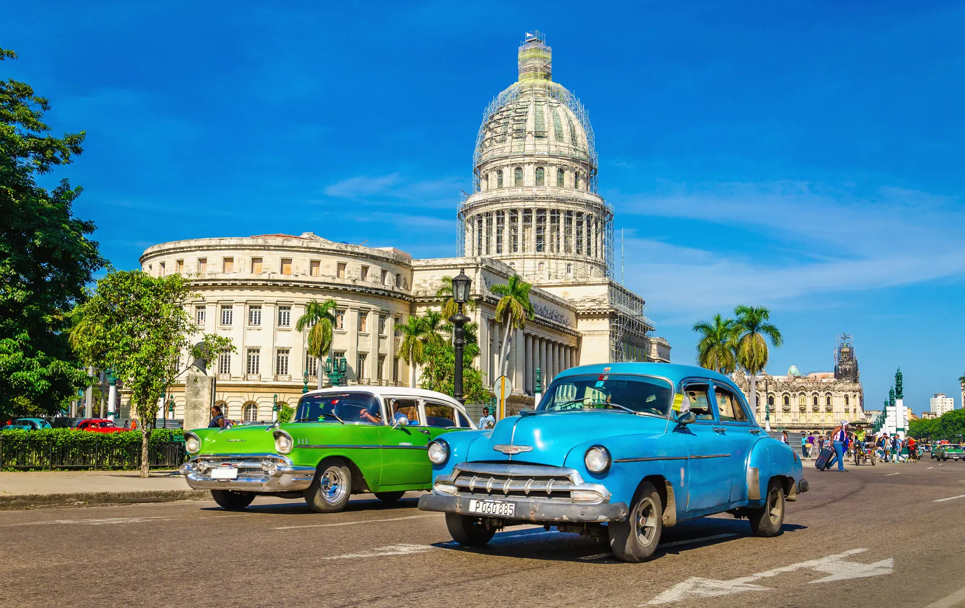 shutterstock_252314458 Old classic American cars rides in front of the Capitol..jpg