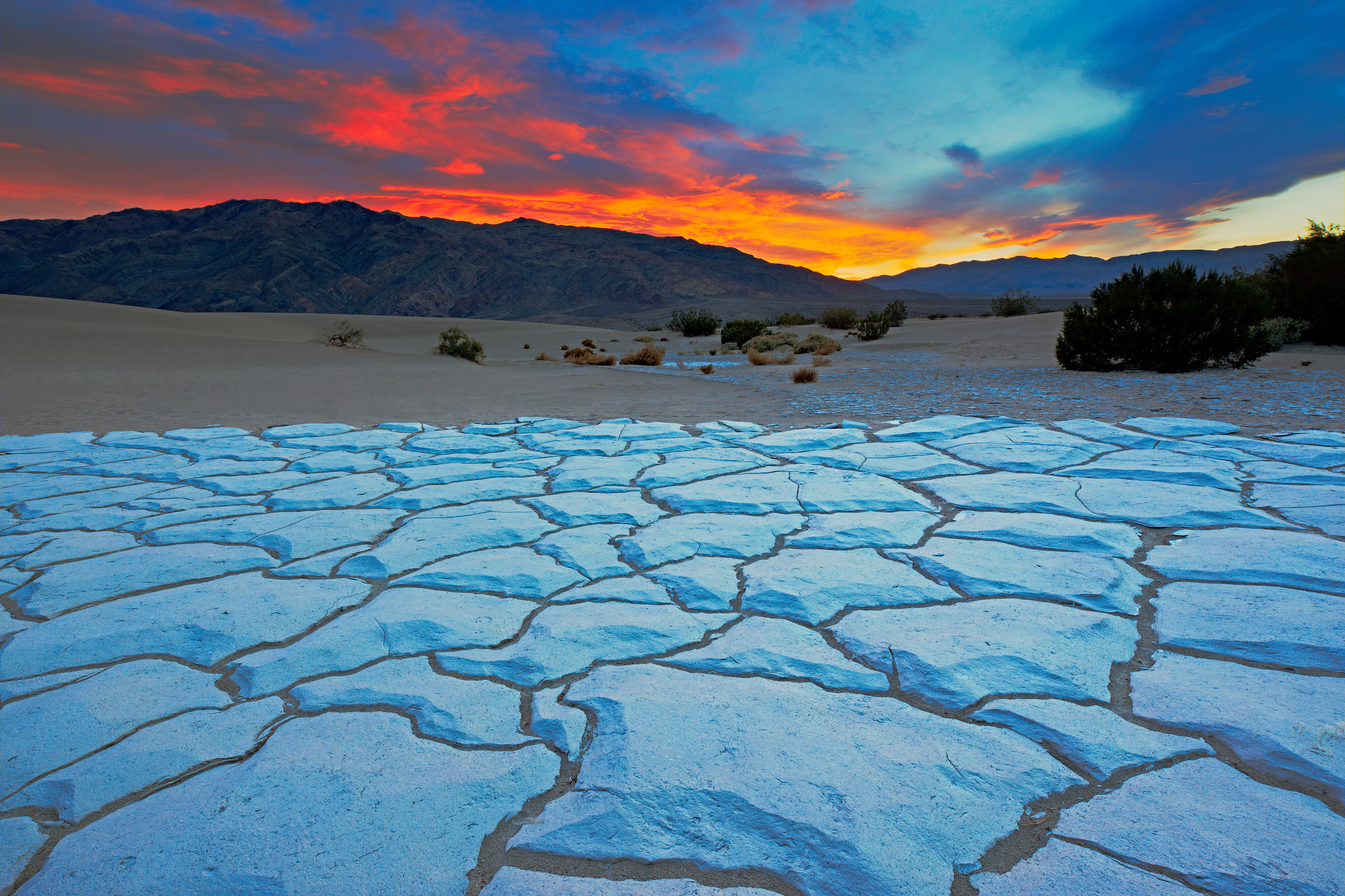 dag 9shutterstock_127674680 Sunset from Mesquite Flat Sand Dunes, Death Valley National Park, California.jpg