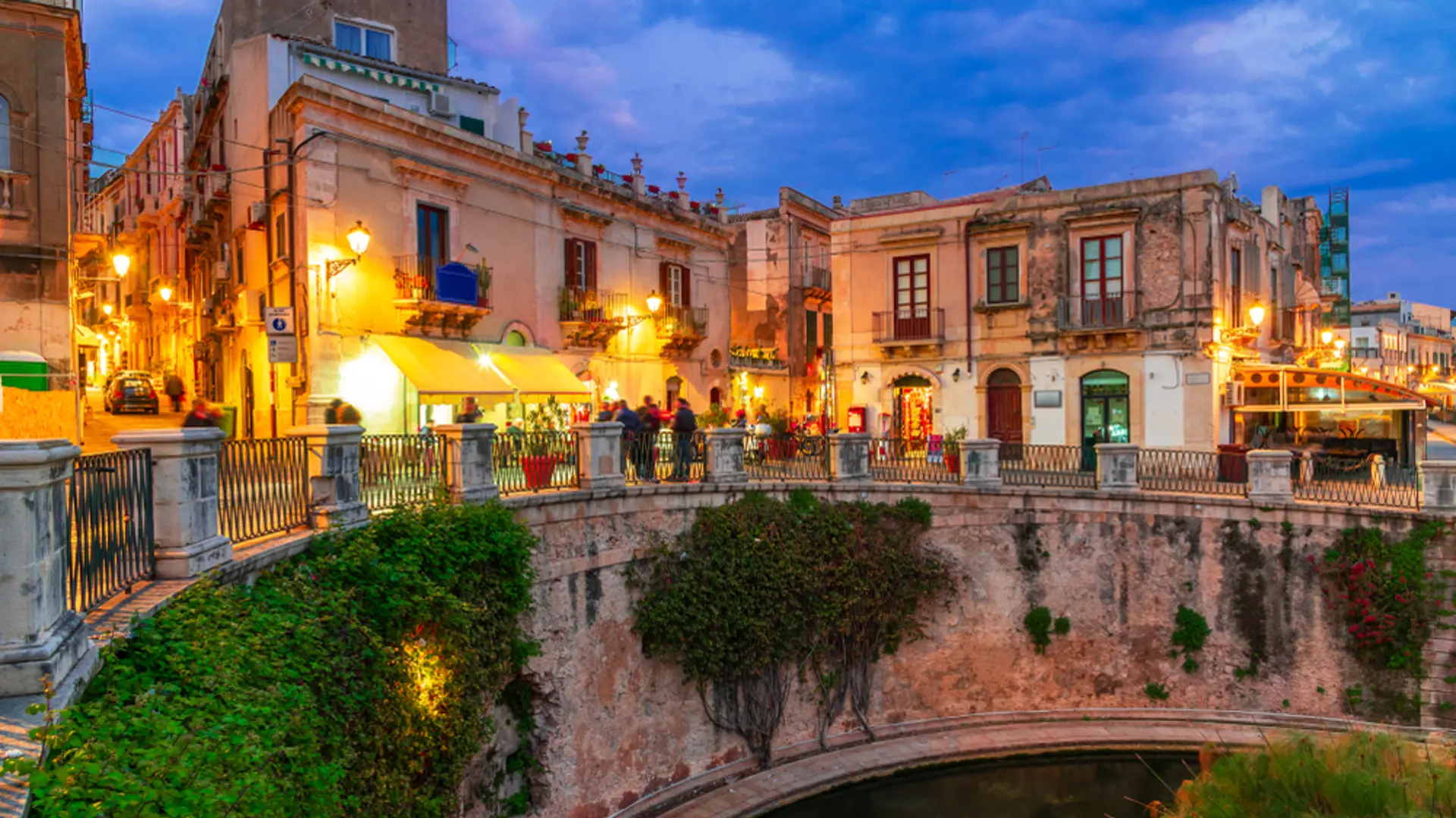 I kan opleve Etna, Taormina eller besøge Siracusa på billedet