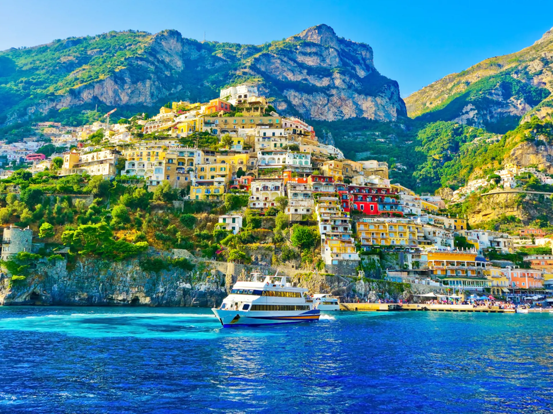 Ta en båttur till kuststaden Positano