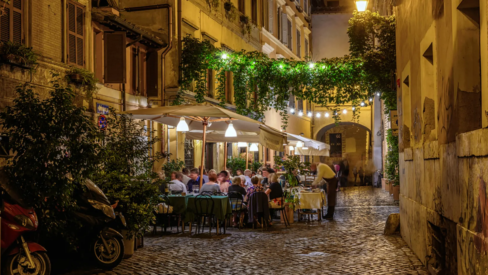 På kvällen är det gott om liv på de kullerstensgator i Trastevere