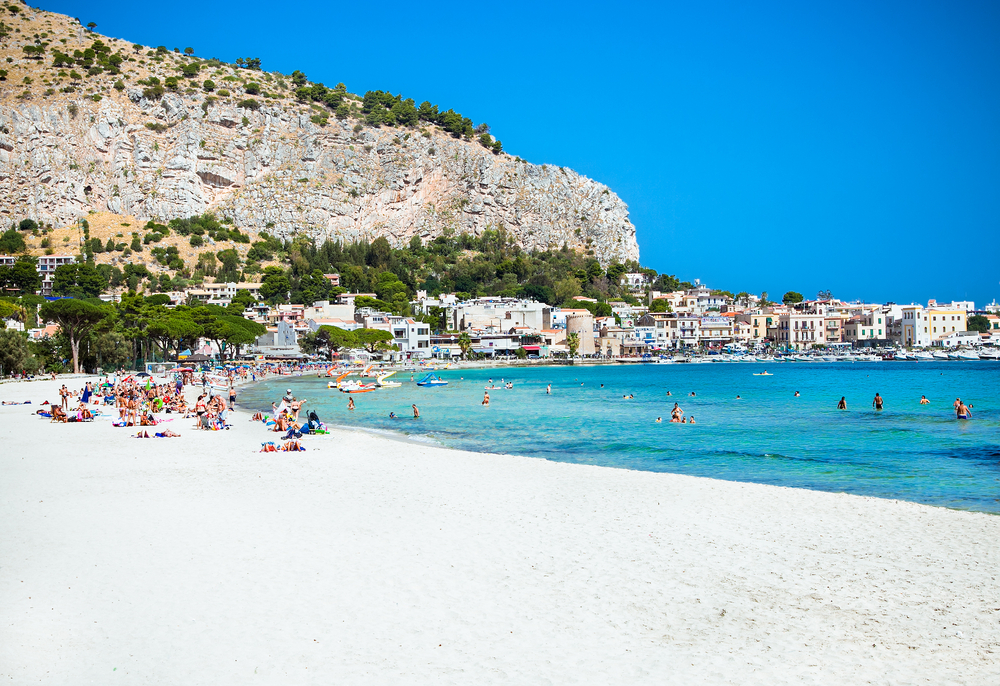 Mondello Hvid Sandstrand I Palermo Shutterstock 266435102