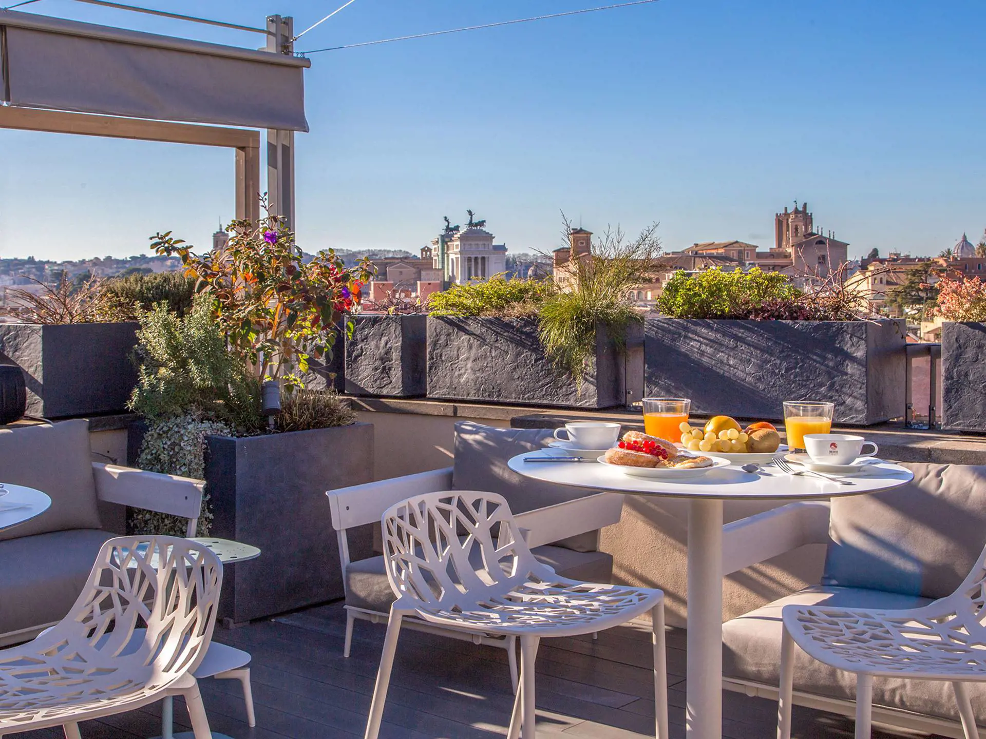 Njut av frukost på takterrassen med utsikt över Roms hustak