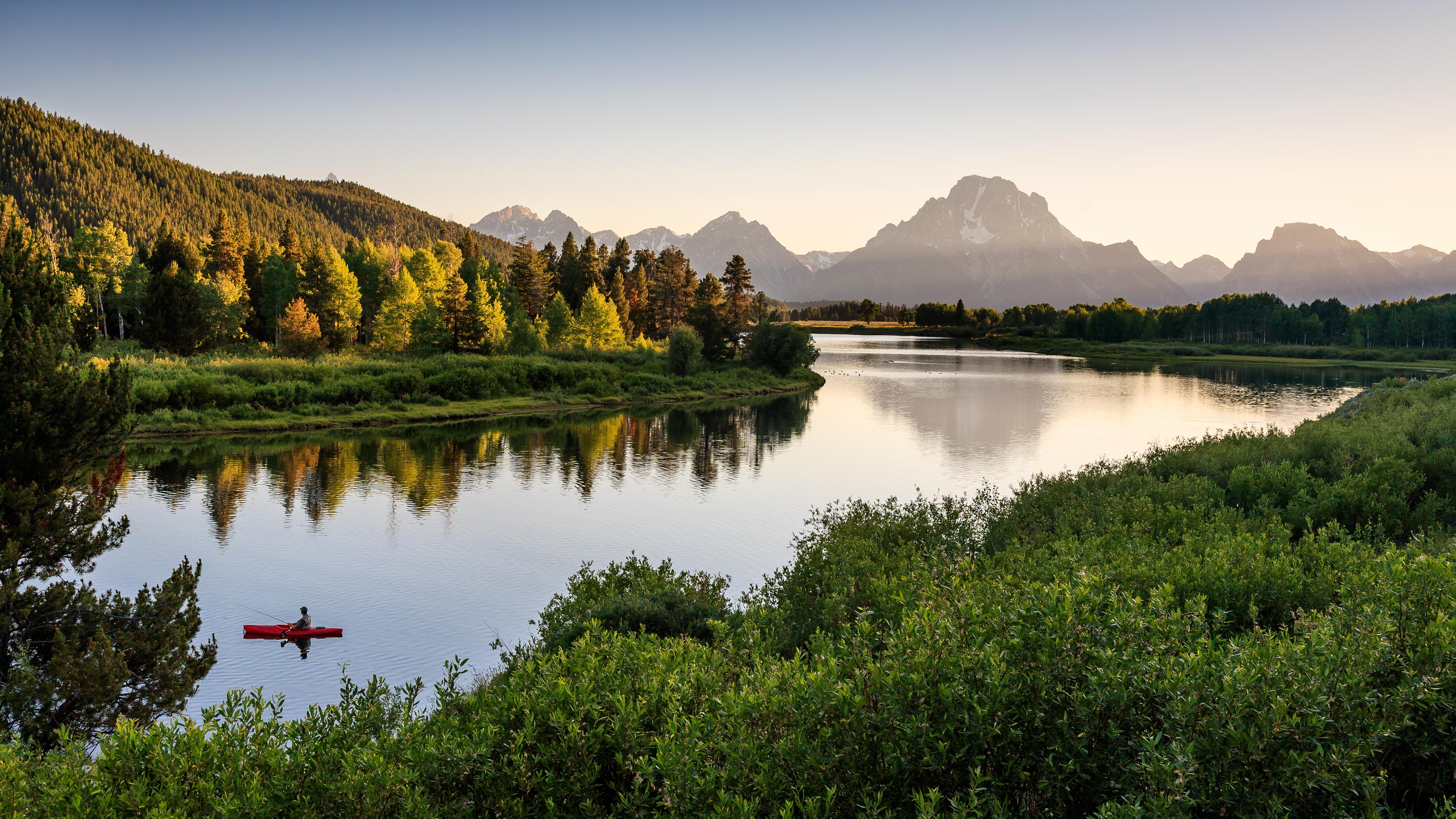 dag 13. shutterstock_325784873 Fisherman on Snake River, Grand Teton National Park.jpg