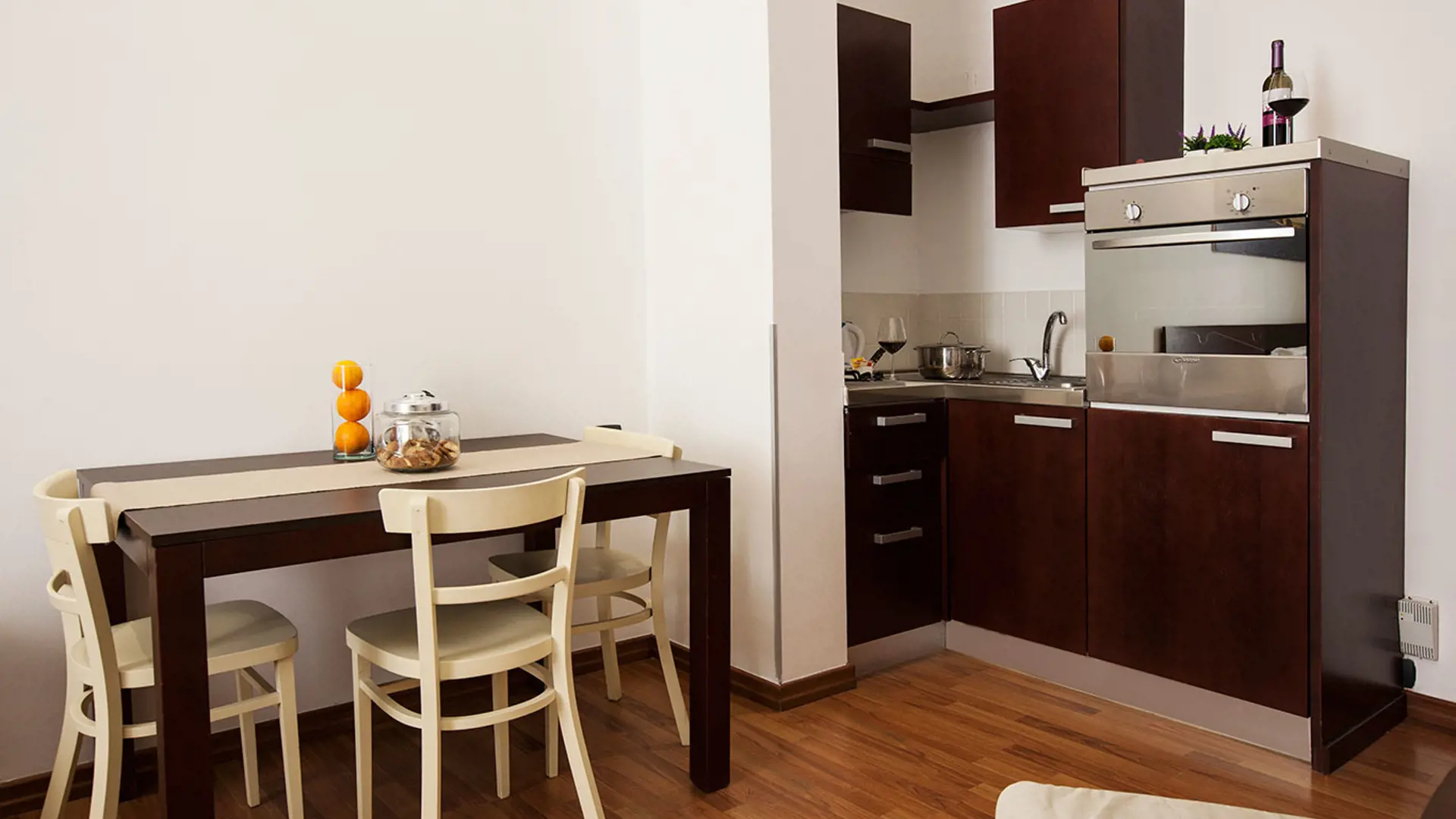 Lägenheten i Trapani har ett litet kök