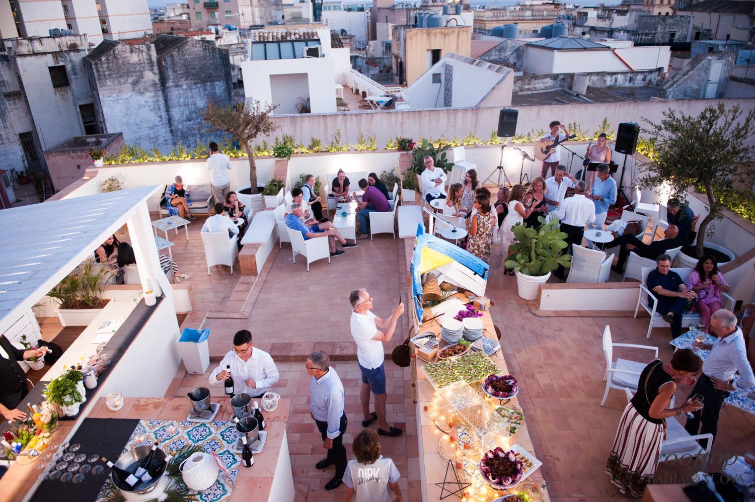 På takterrassen råder stämning och mys