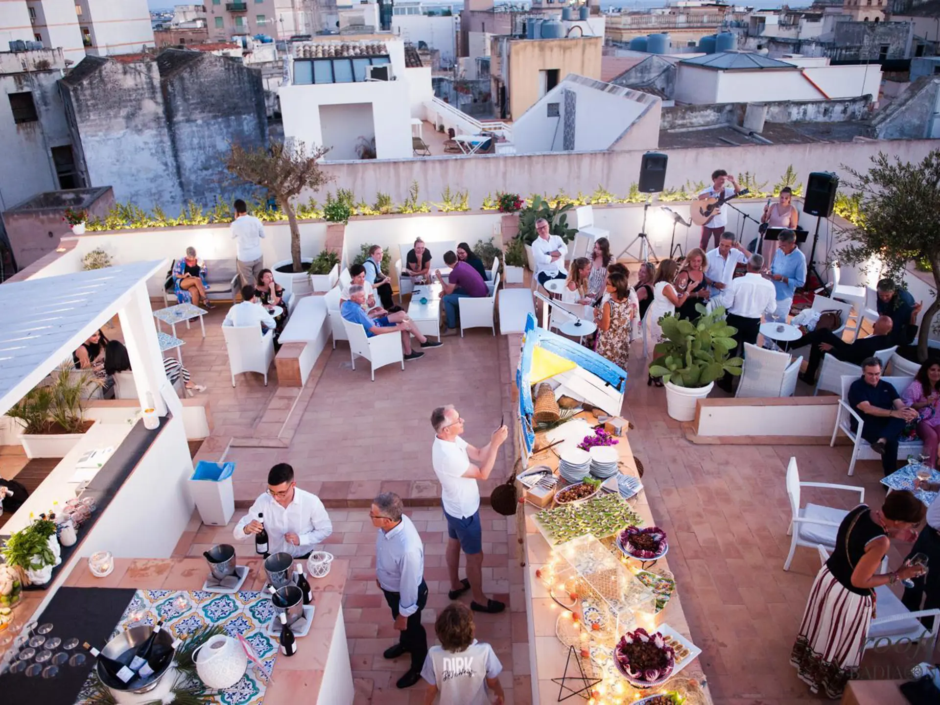 På takterrassen råder stämning och mys