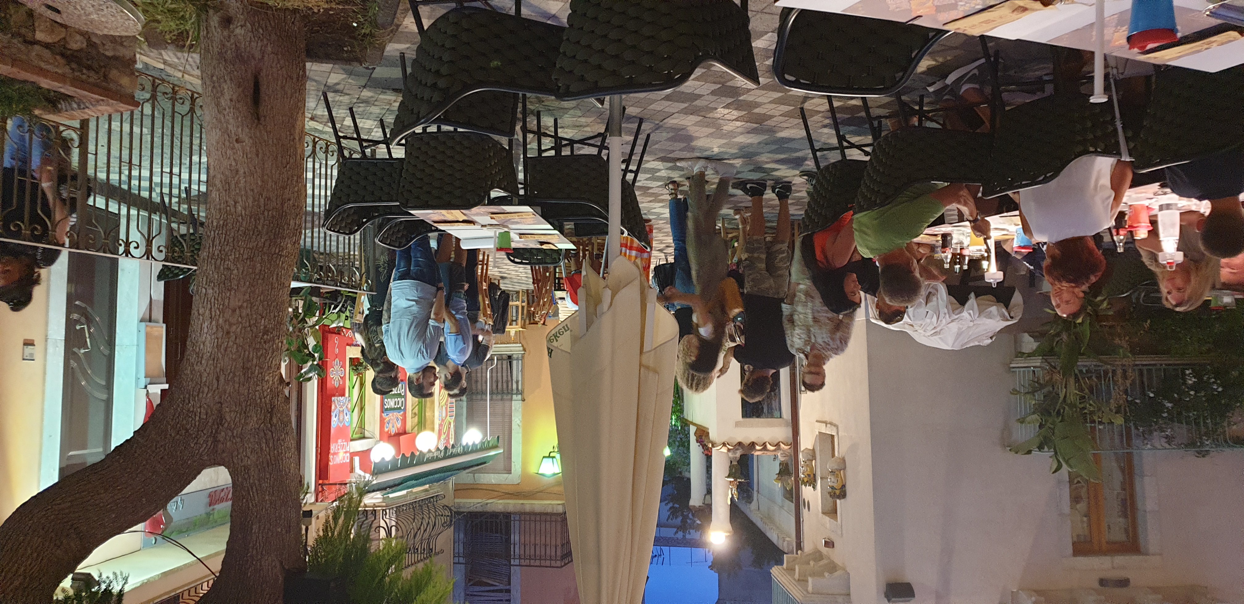 Aftenhygge på torvet i Castelmola