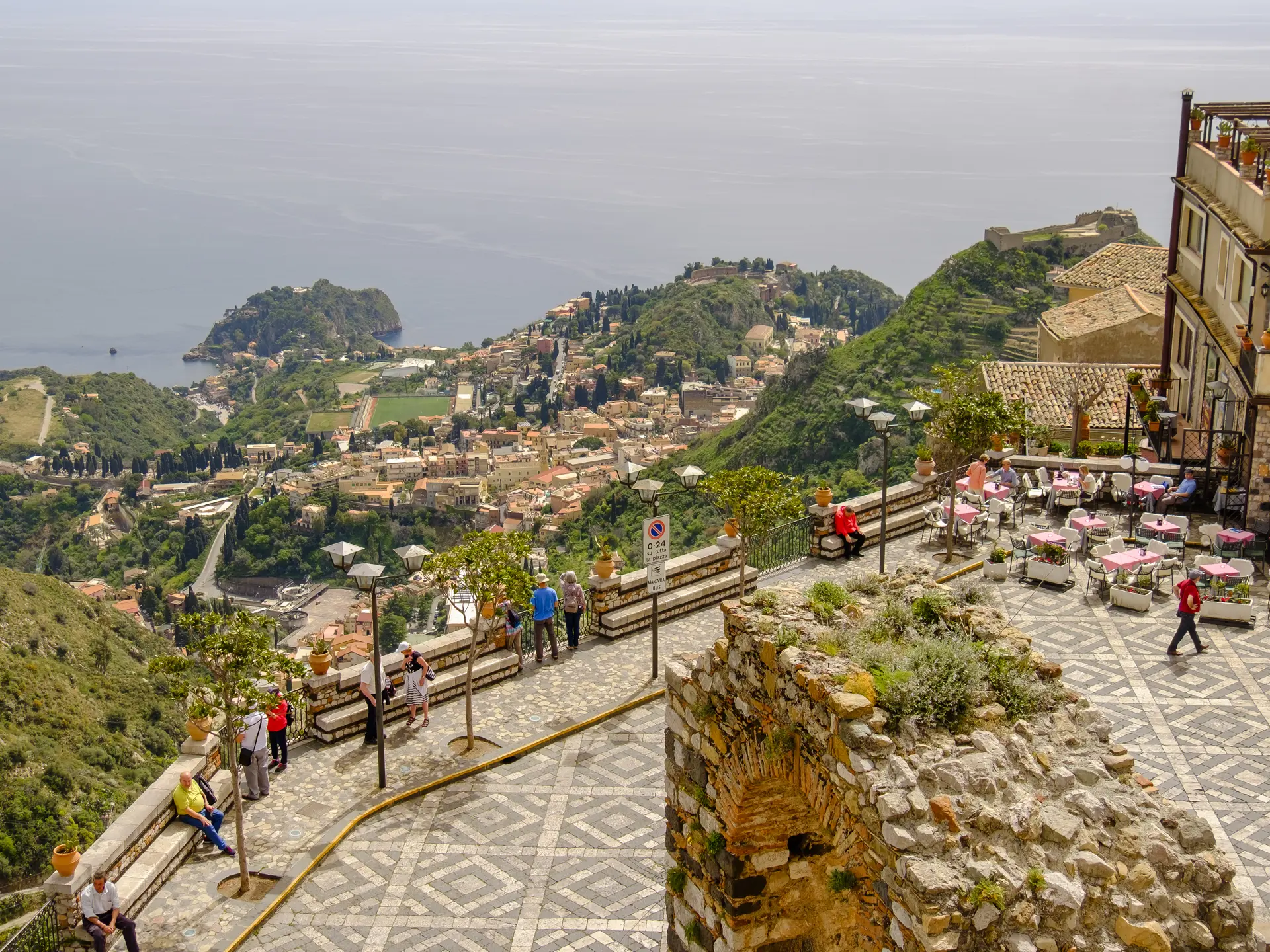 Først skal i nyde stemningen og udsigten i Castelmola