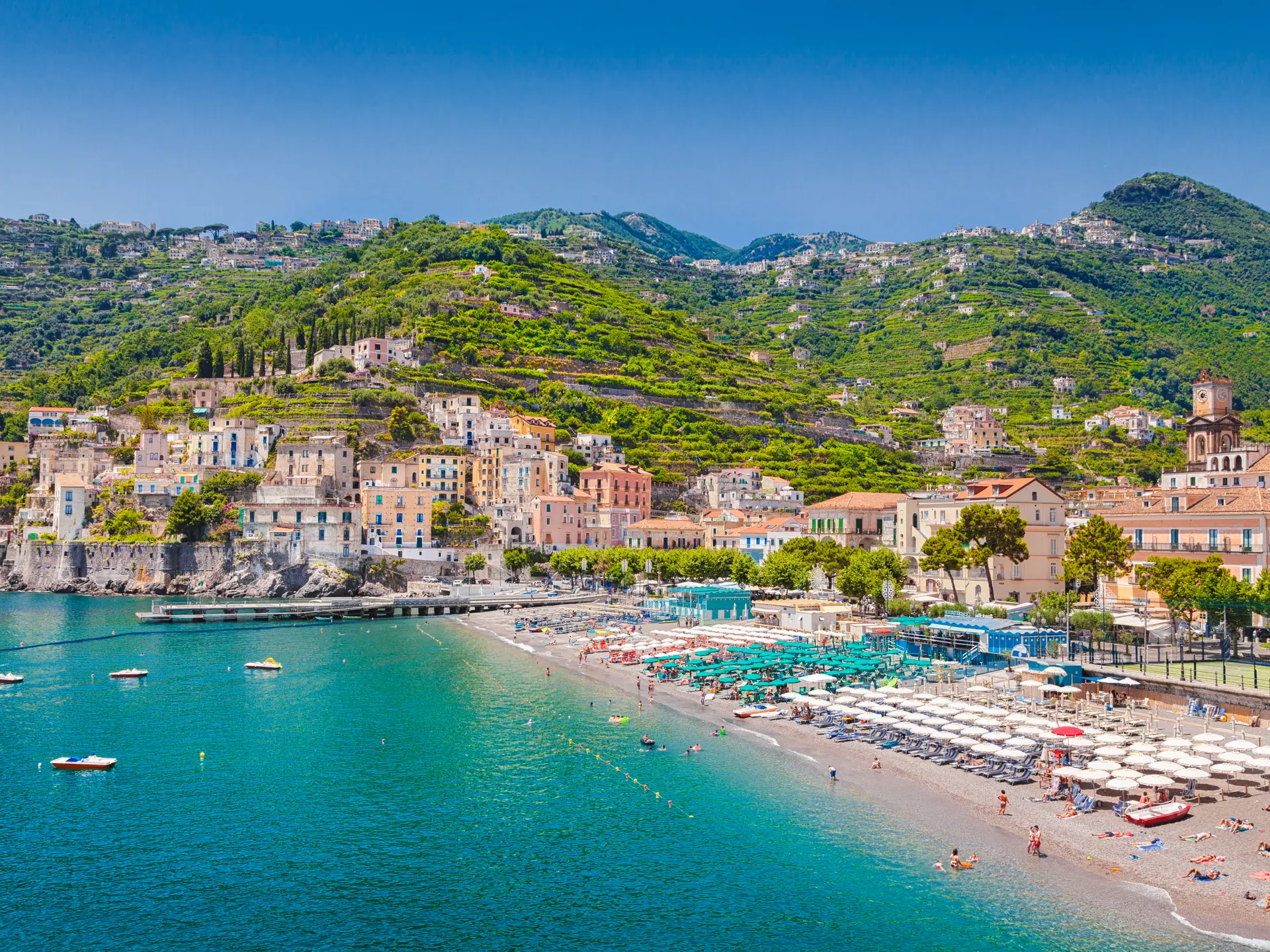 Njut av en dag på stranden i Minori