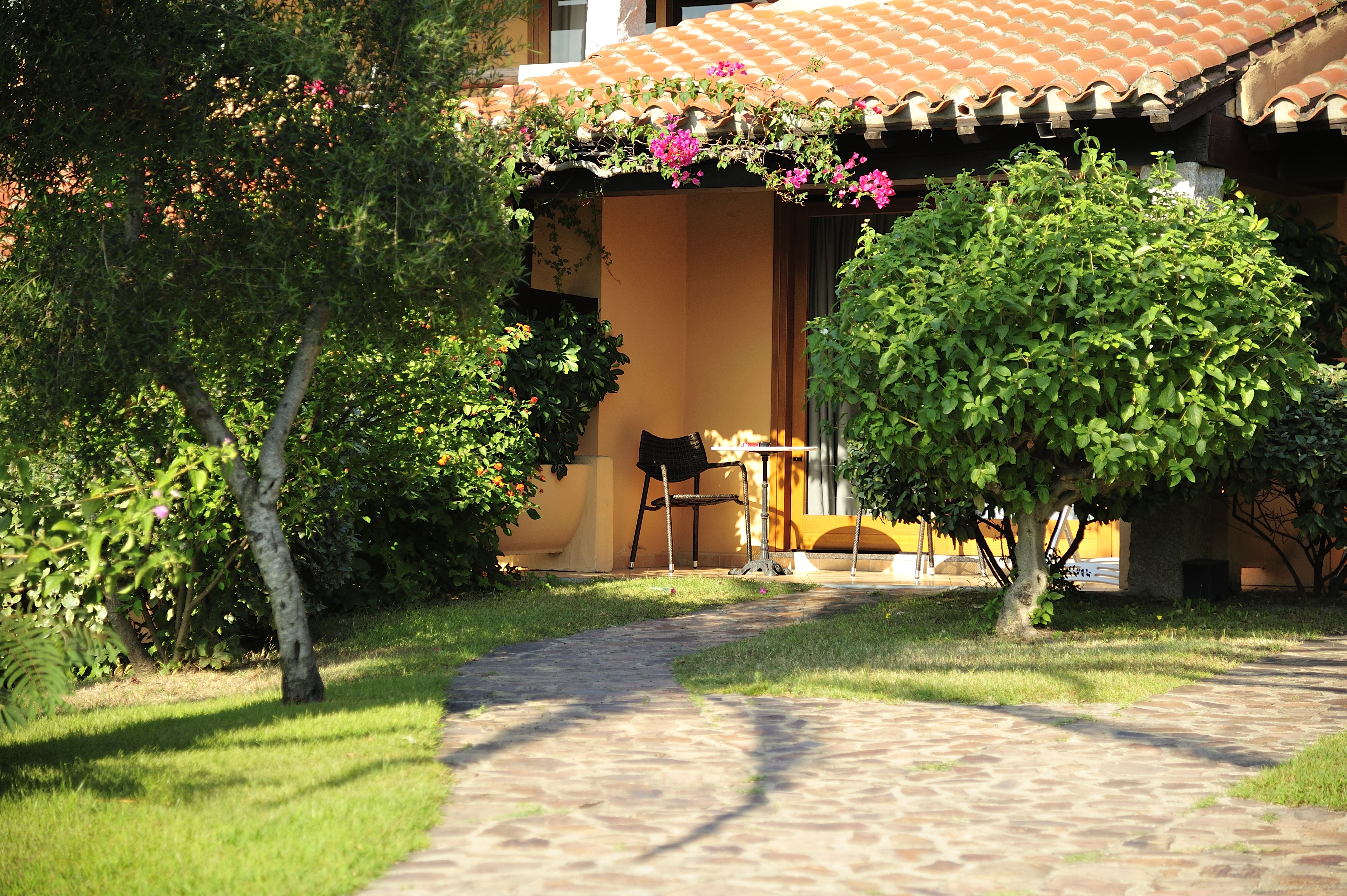 Ett spårsystem förbinder hotellets bungalower med restaurangen, poolerna, stranden och aktiviteterna