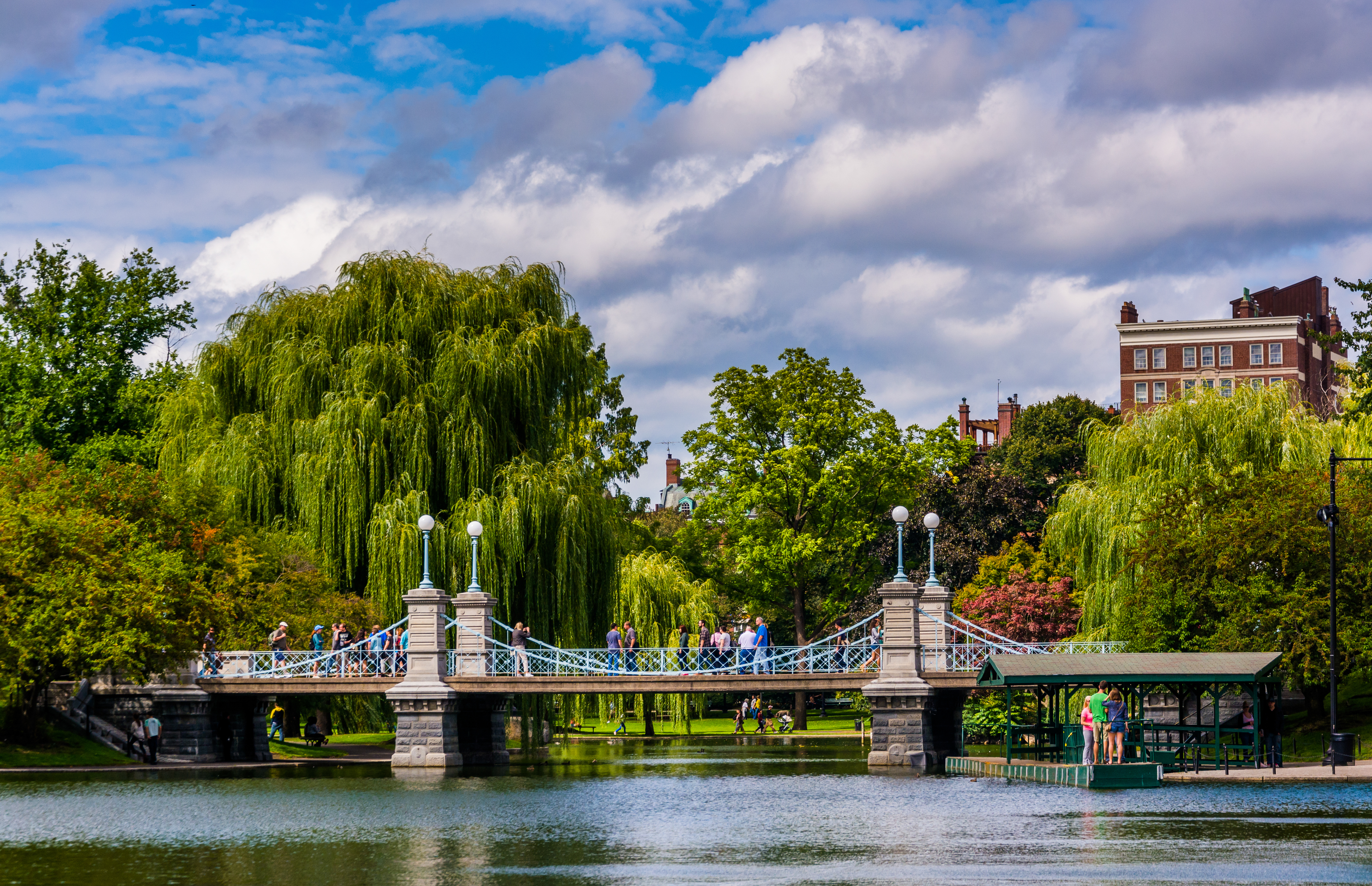 dag 7shutterstock_170177879 Buildings and bridge over a pond in the Boston Public Garden..jpg