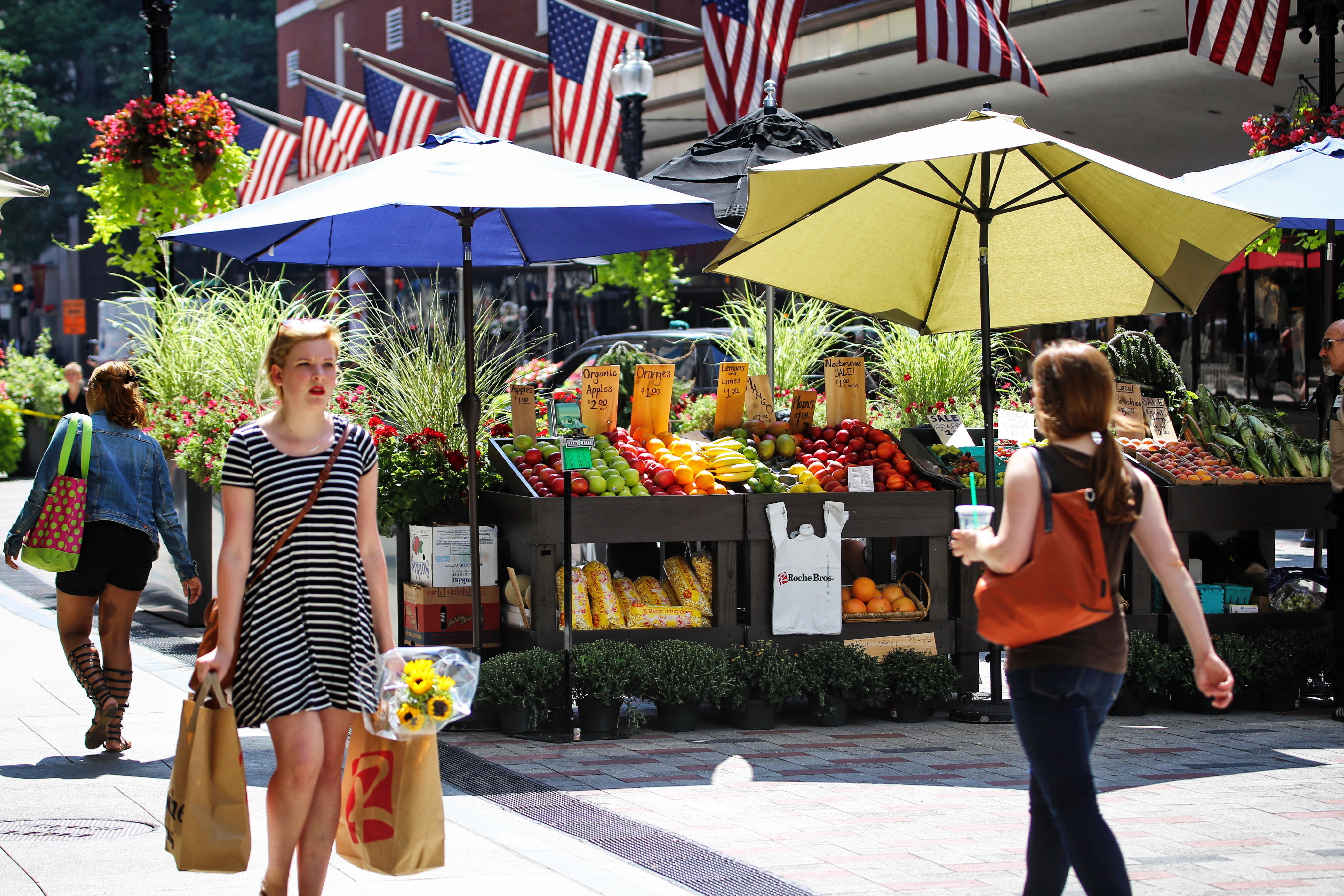 dag 7shutterstock_348784055 Boston, US - August 25, 2015 Fresh fruit stall on the streets of Boston.jpg