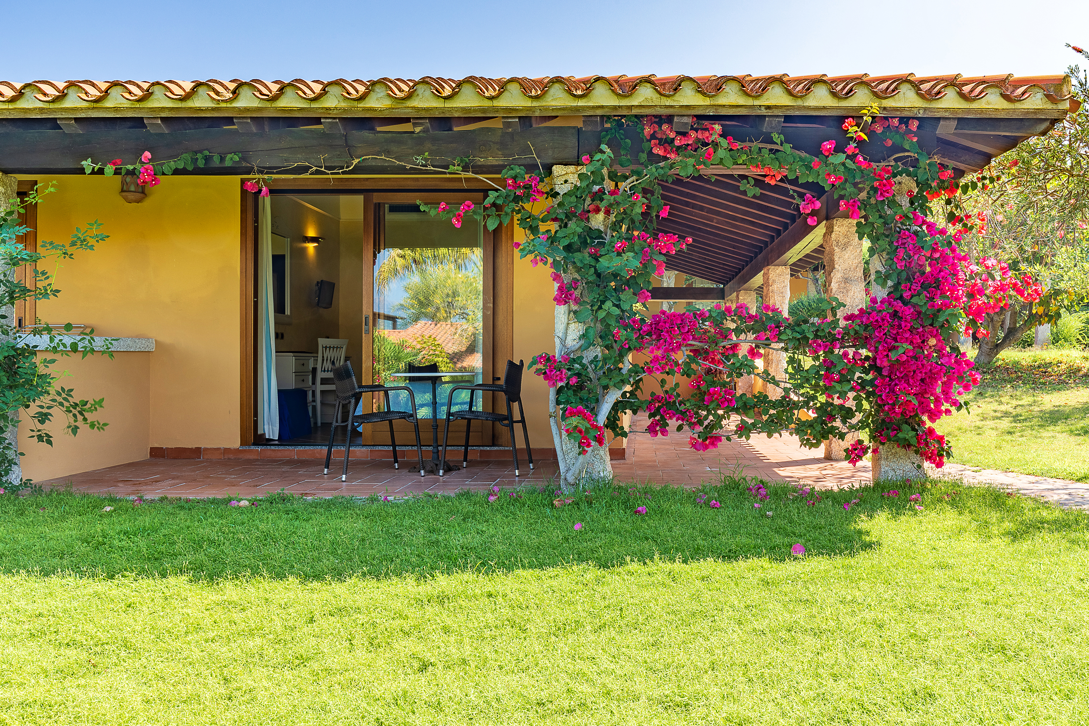 Terrassen framför ett rum i bungalowstil för 2 personer