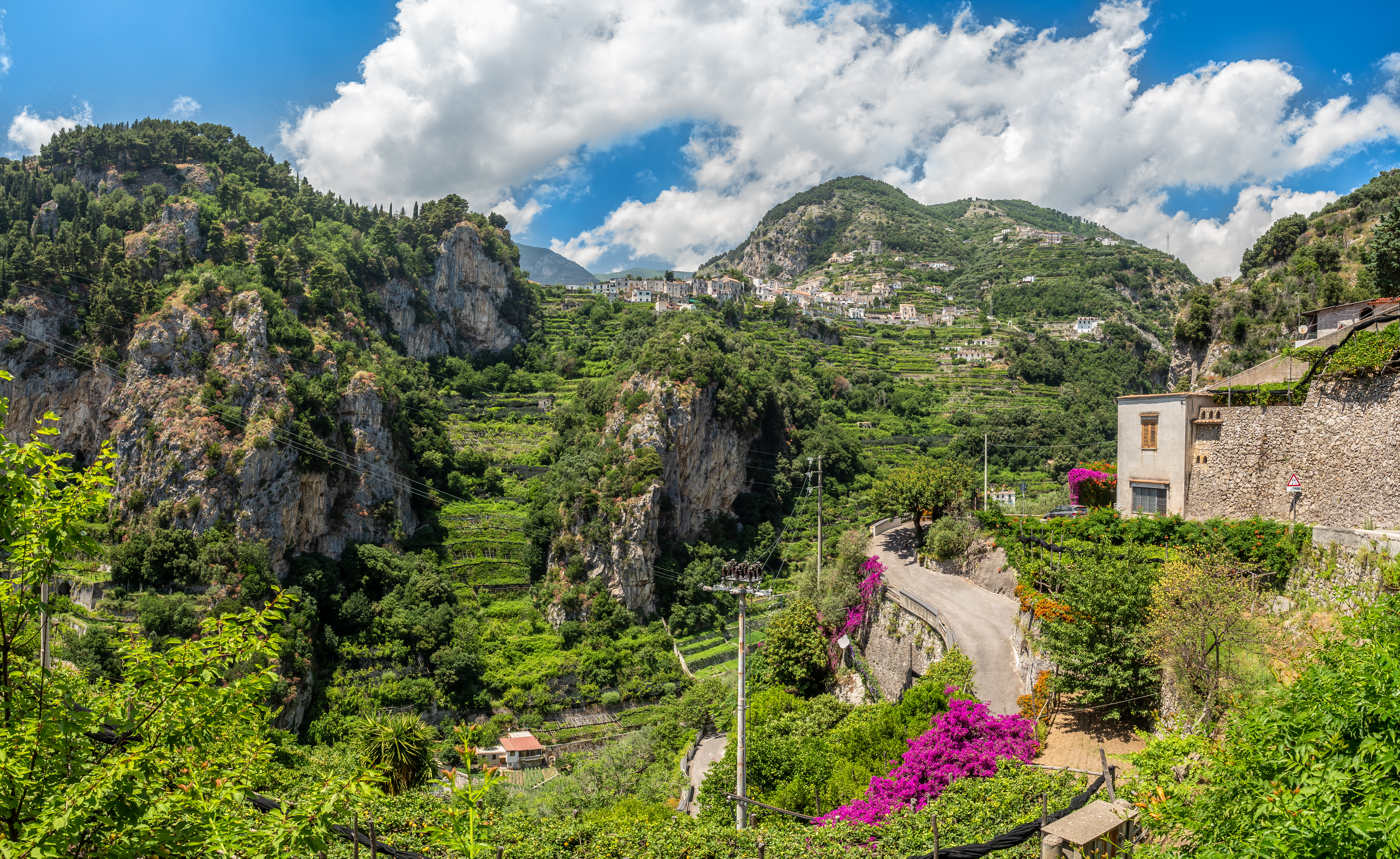 I bergsstaden Ravello finns utsikt över gröna berg och blått hav
