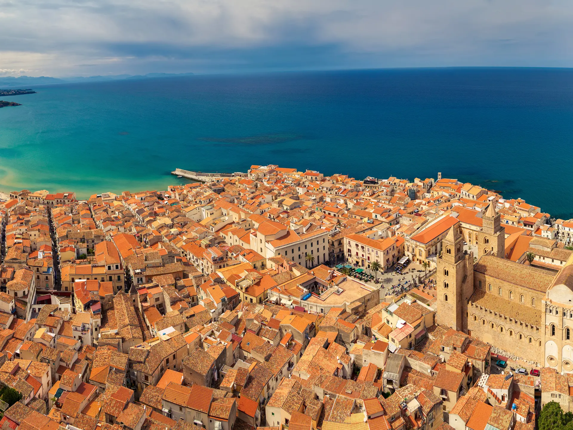 Följ stigen uppför La Rocca och få denna utsikt över Cefalu