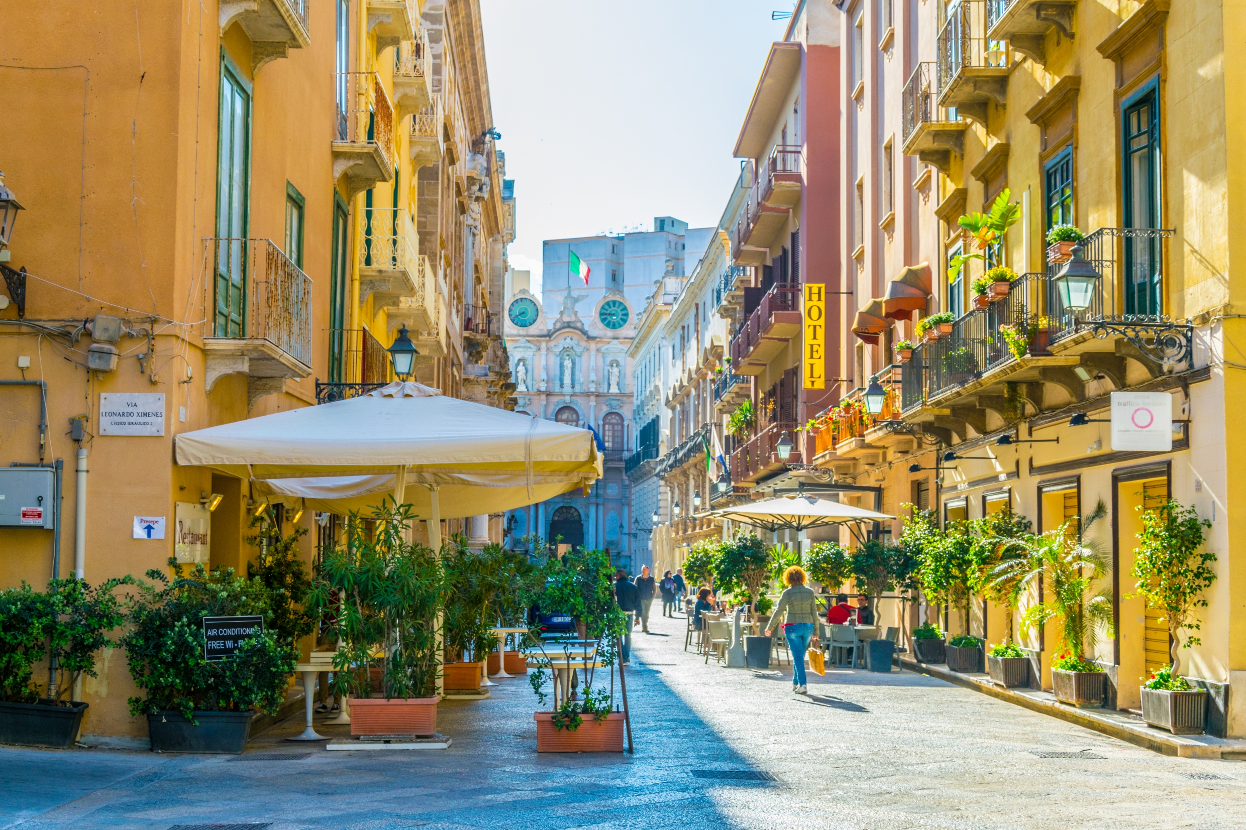 Det är aldrig svårt att hitta en trottoarrestaurang i Trapani