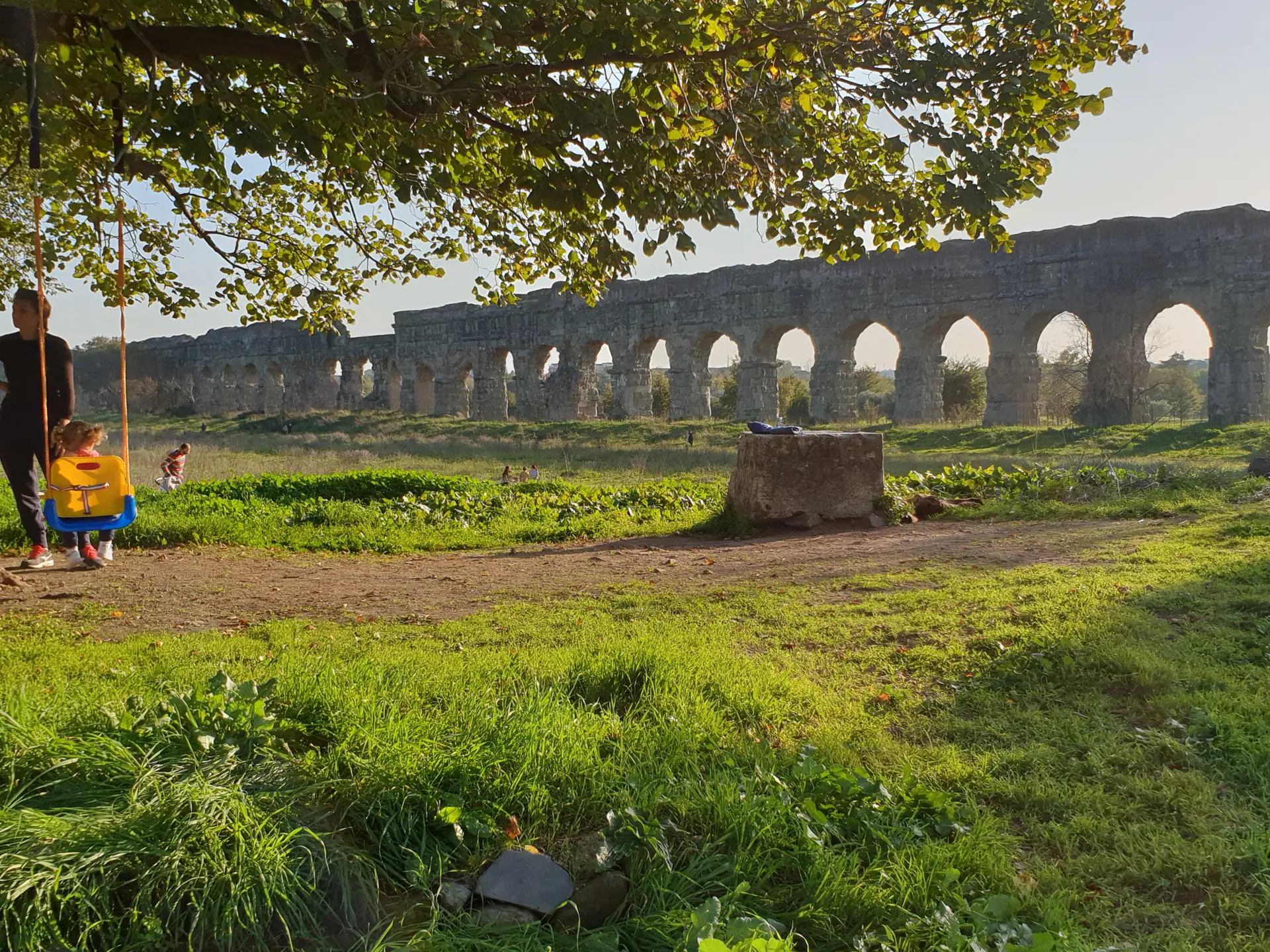 Via Appia tar dig förbi akvedukterna som en gång försåg Rom med vatten