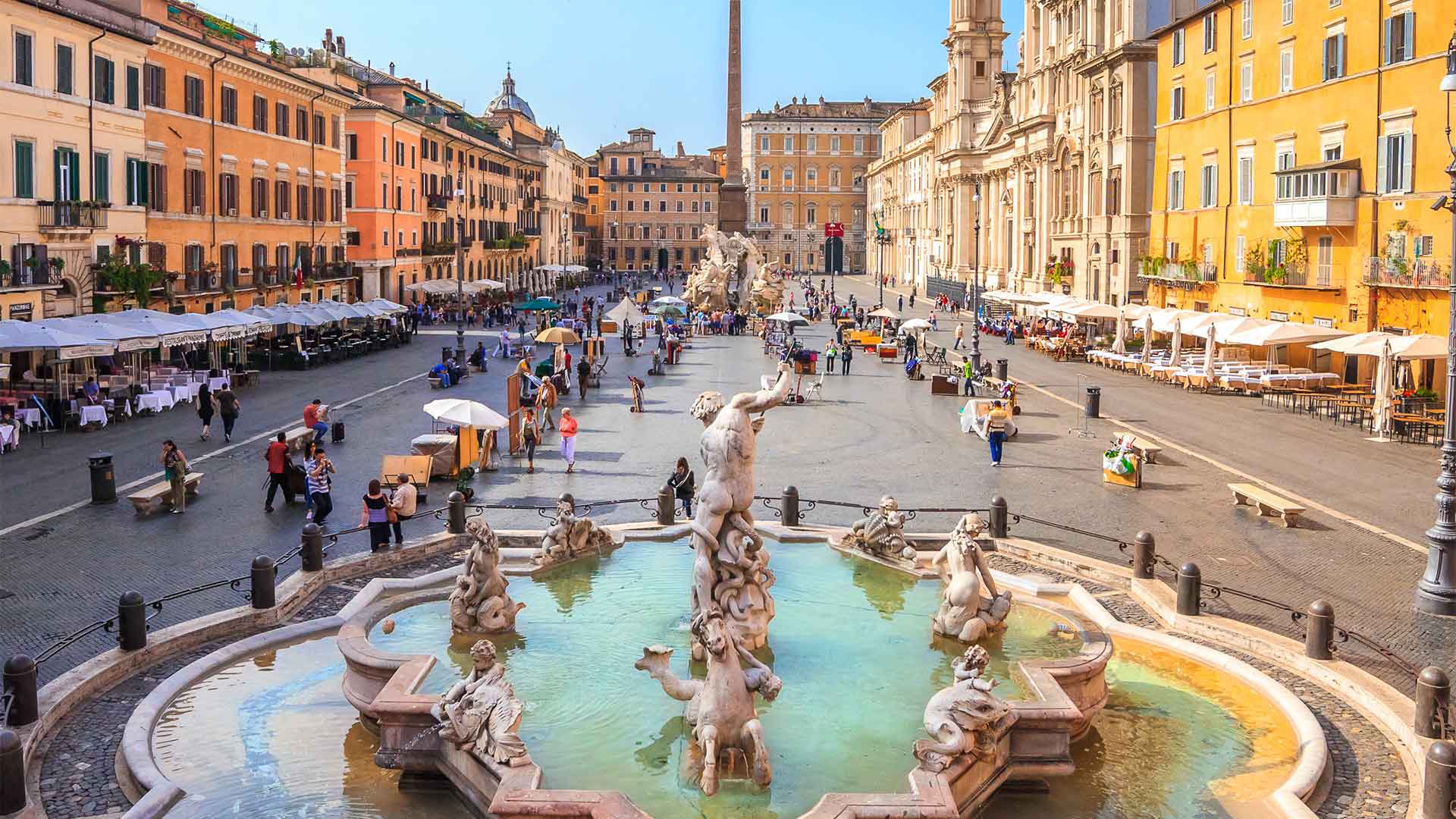 Njut av en kopp kaffe med utsikt över Piazza Navona