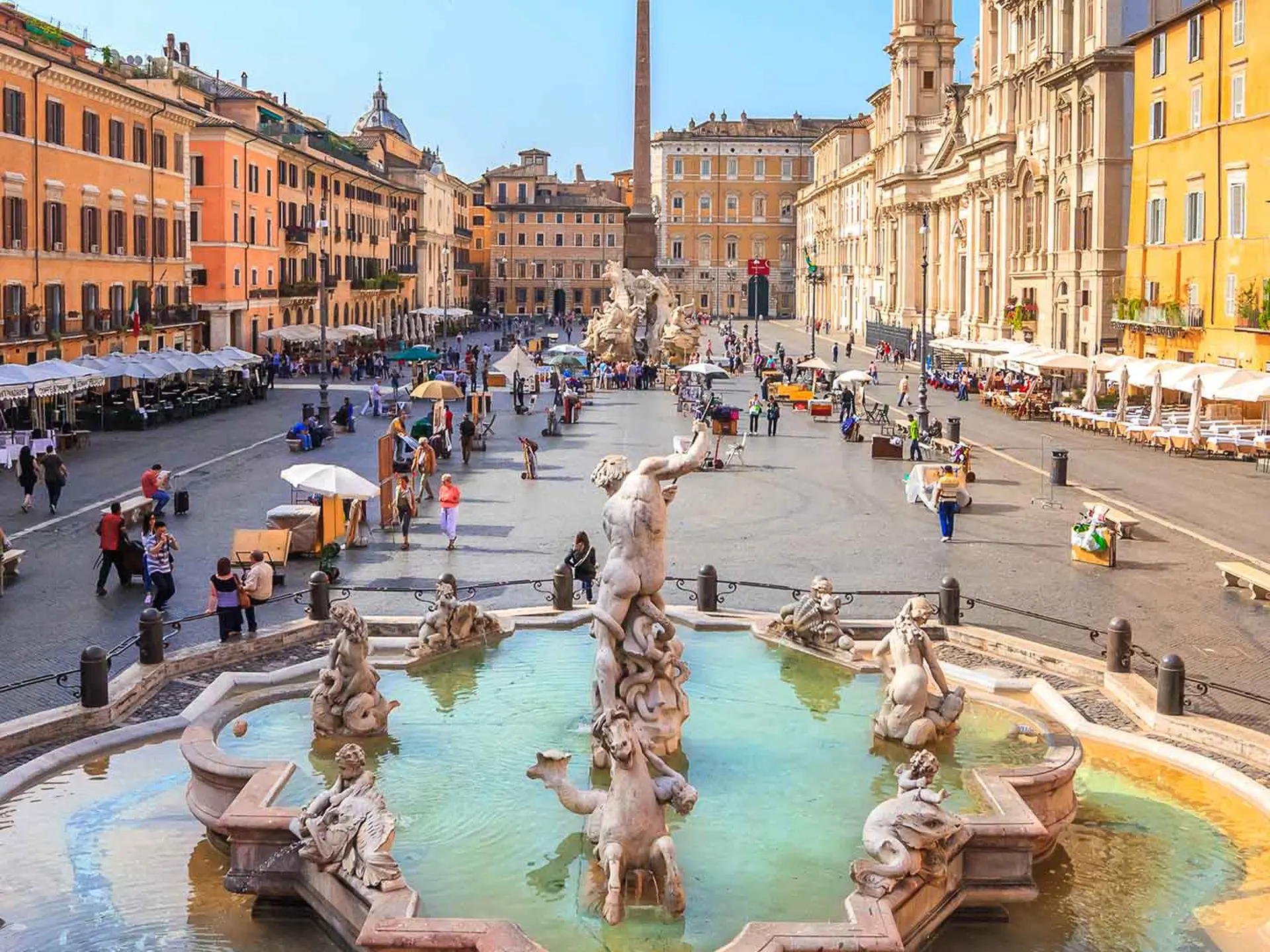 Njut av en kopp kaffe med utsikt över Piazza Navona