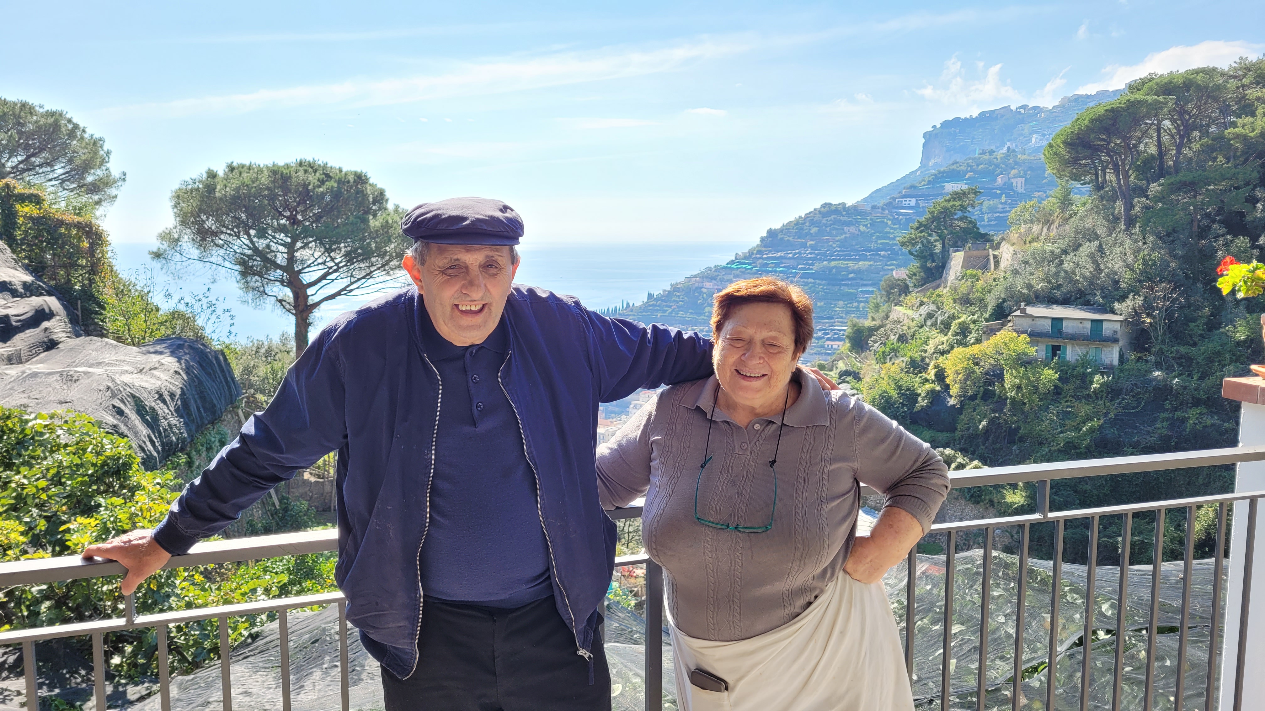 Vincenzo, Maria, deras dotter och svärson sörjer gästerna på Villa Maria
