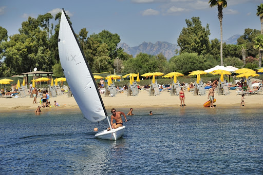 Du kan också hyra en jolle och ta en kort tur i viken
