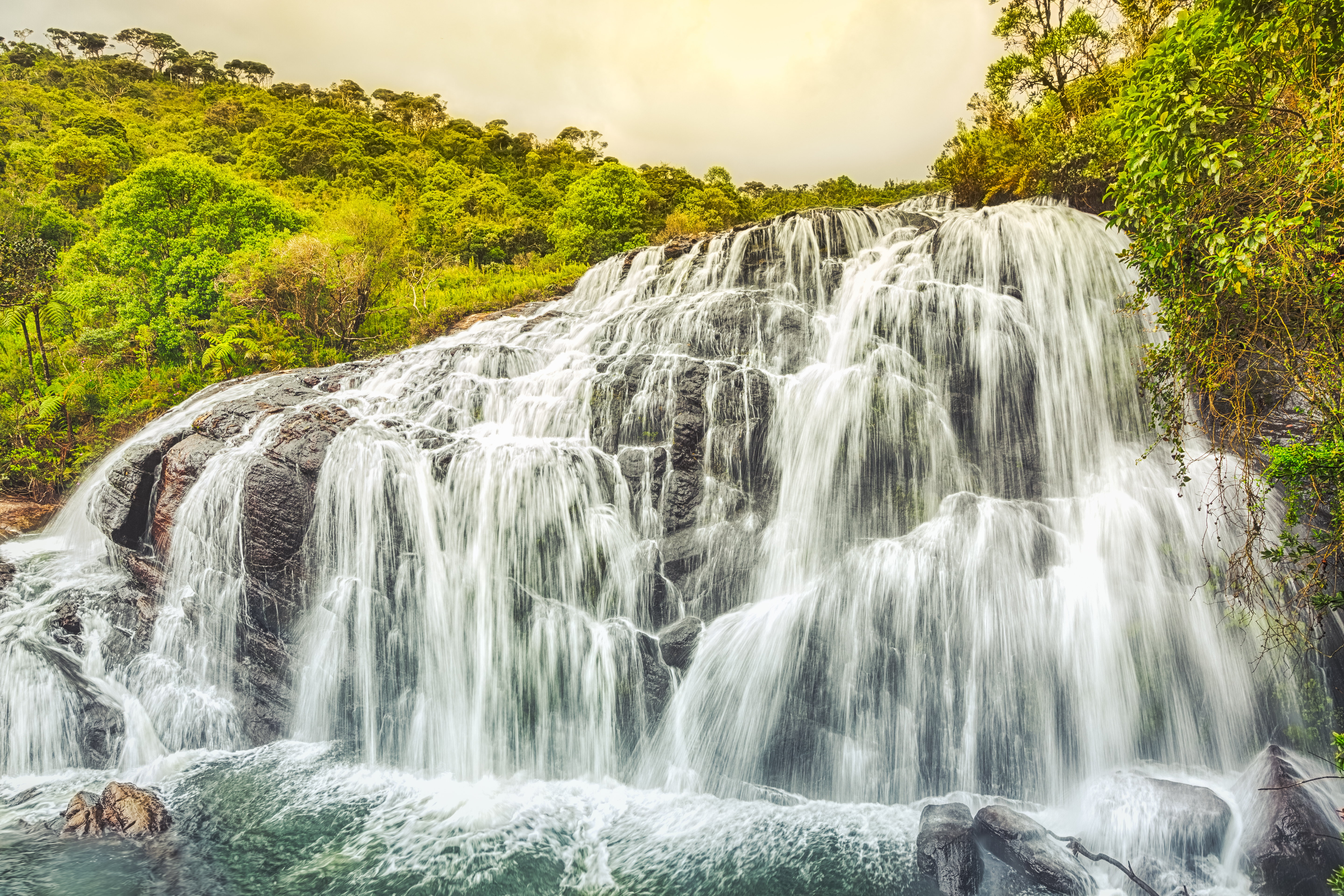 shutterstock_368092850 Bakers falls. Horton plains national park. Sri Lanka..jpg