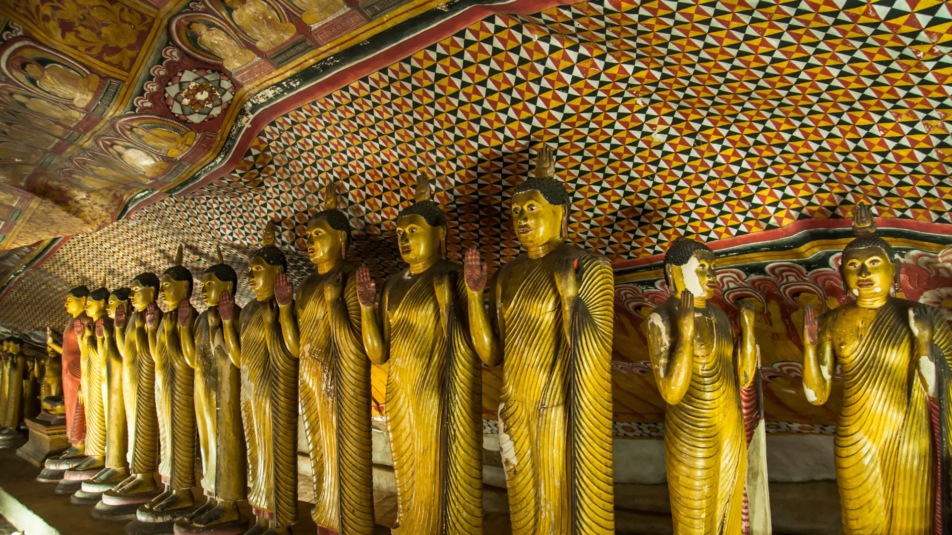 Golden Buddha statues in Dambulla Cave Temple_125175587.jpg