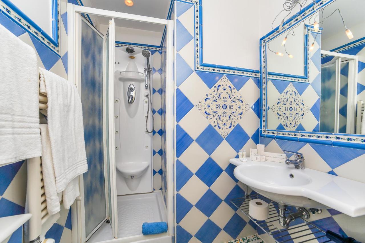 Det finns fina badrum med dusch på Hotel Bonadies